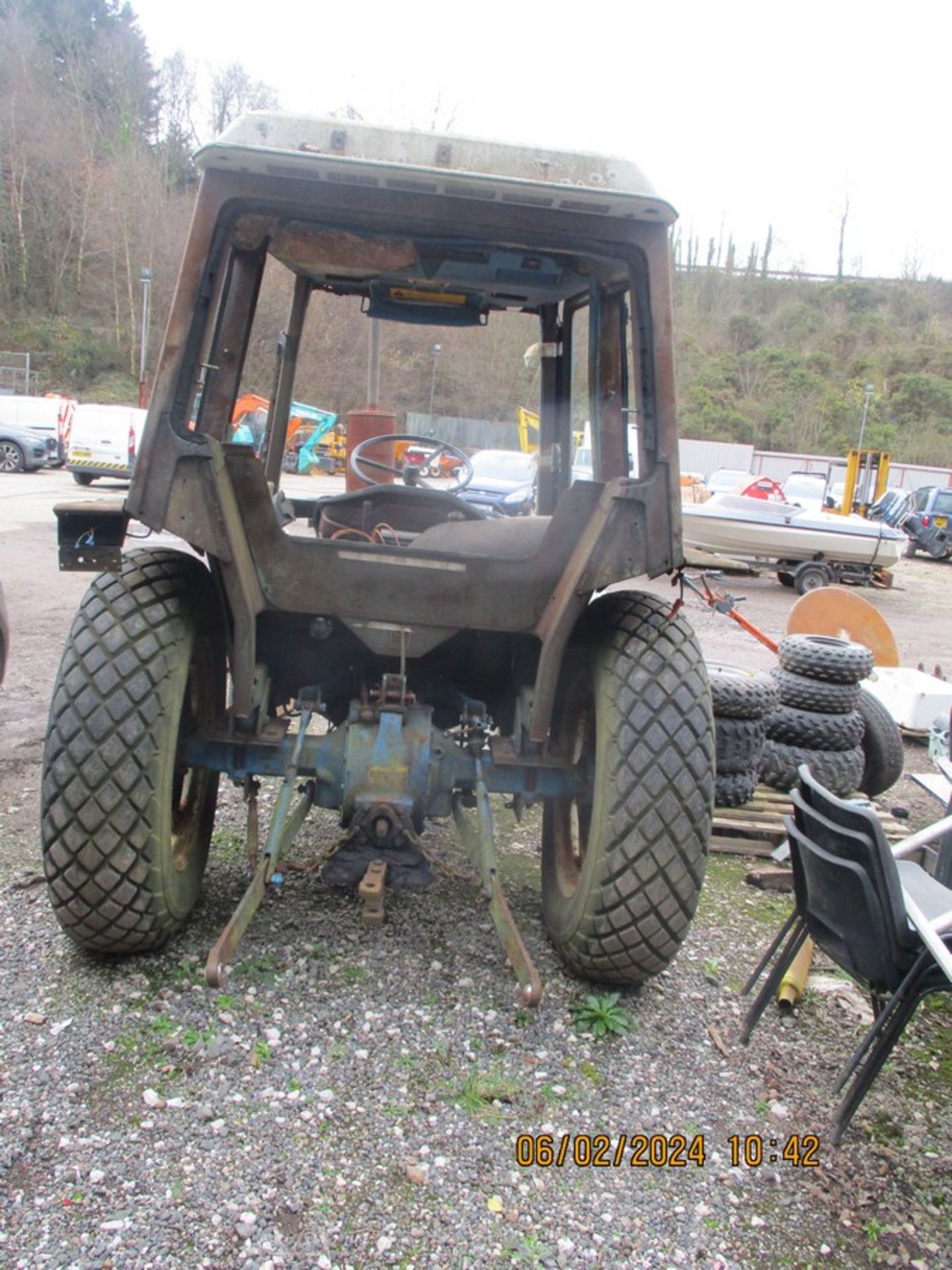 FORD 3600 TRACTOR (DROVE WHEN IT CAME IN BUT BEEN SAT A DAY OR 2) - Image 2 of 4