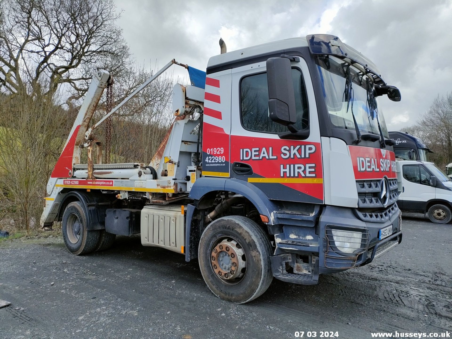 13/63 MERCEDES AROCS (1) SKIP LORRY - 7698cc 2dr (White)