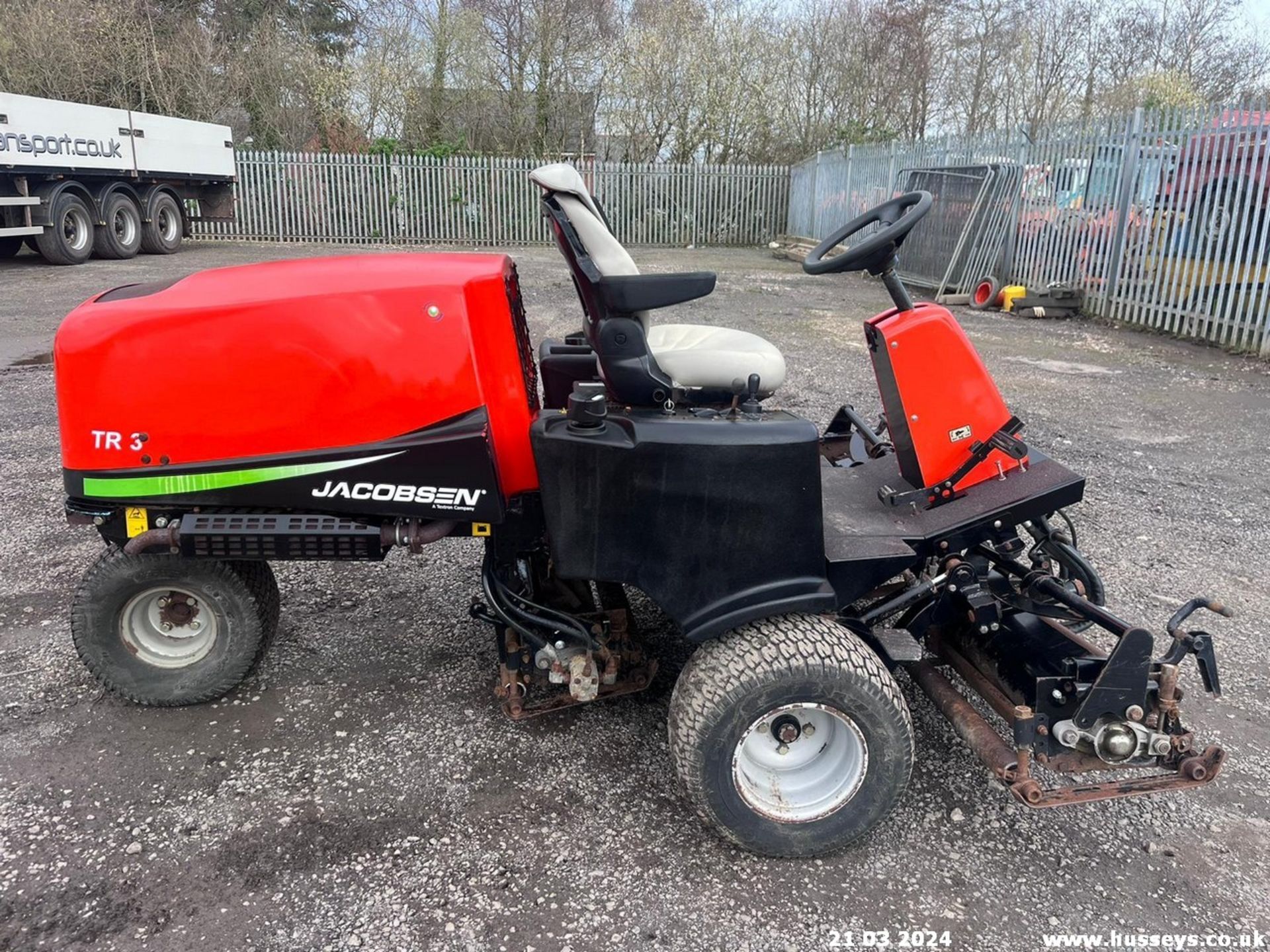 JACOBSEN TR3 TRIPLE RIDE ON MOWER KUBOTA DIESEL ENGINE RDC - Image 3 of 10