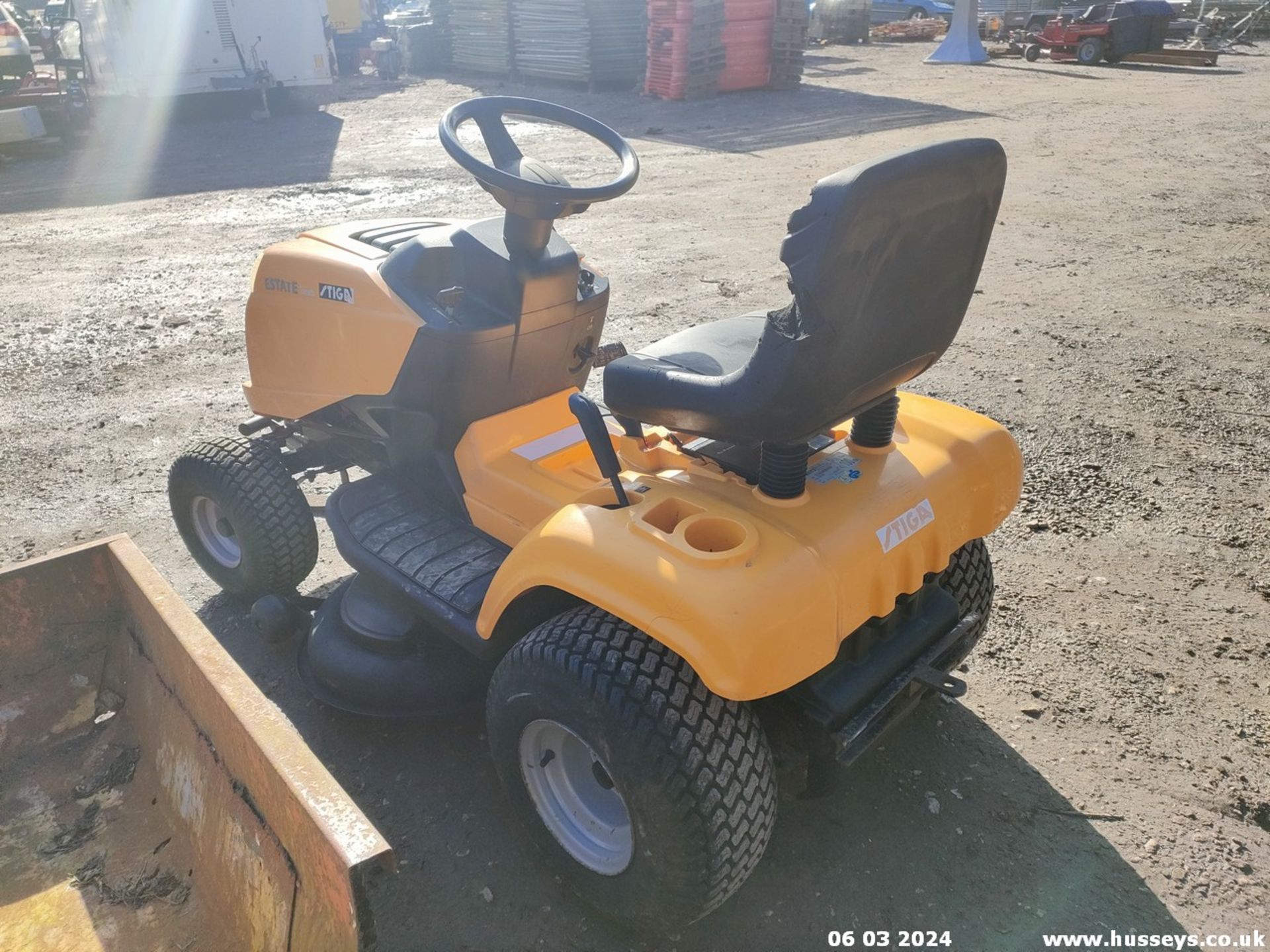 STIGA ESTATE RIDE ON MOWER - Image 3 of 6