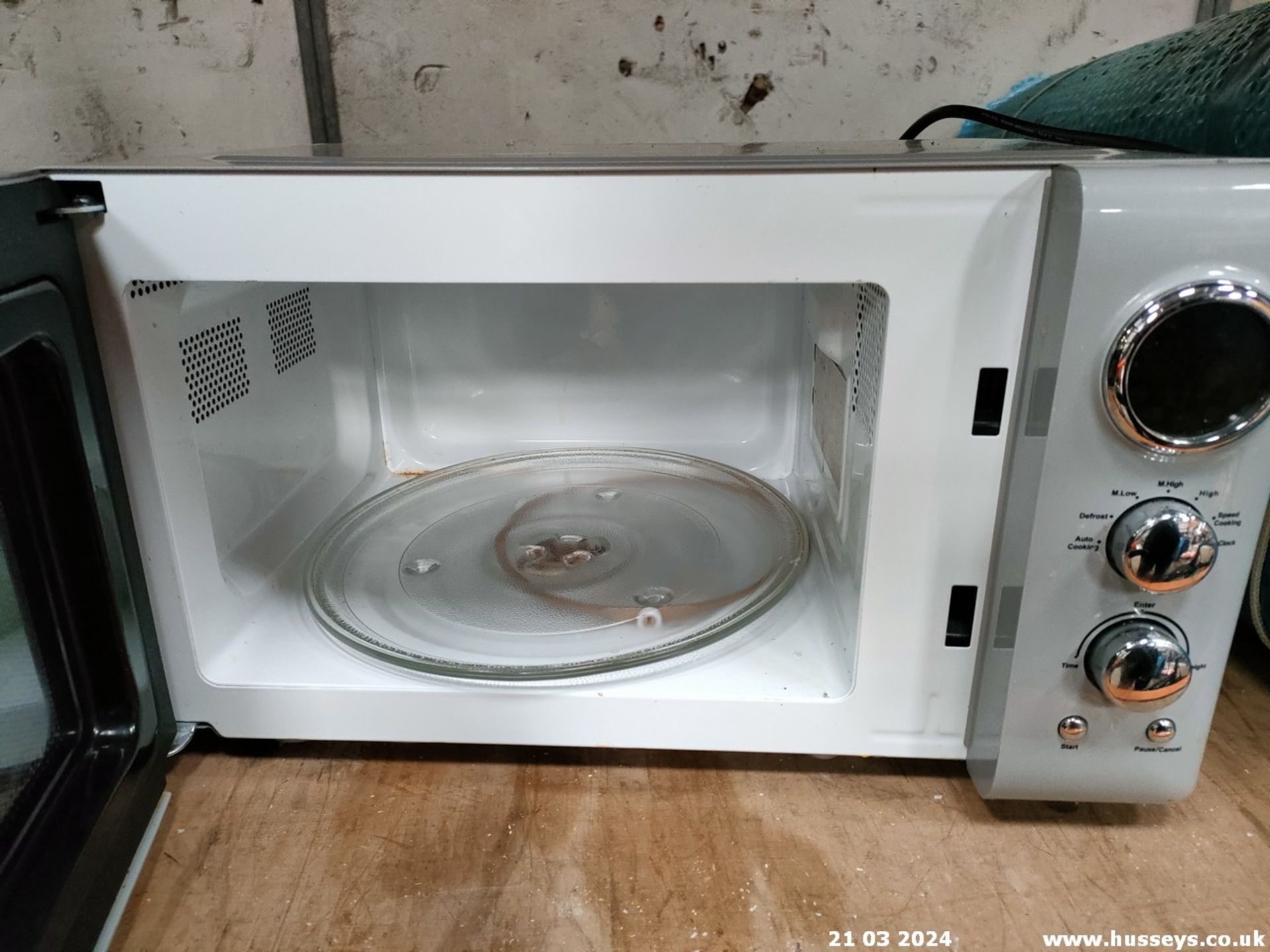 MICROWAVE - Image 2 of 2