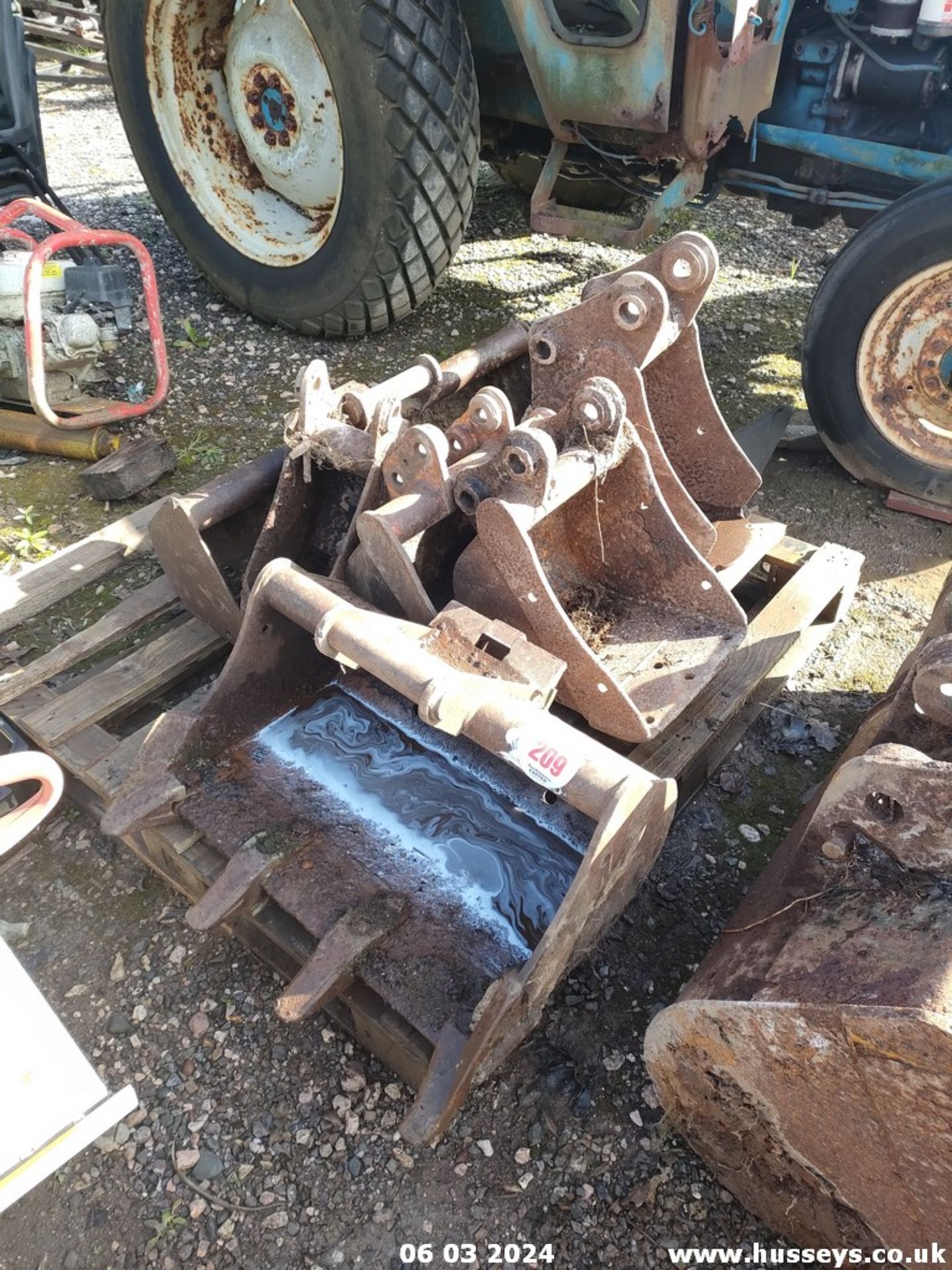 PALLET OF MINI DIGGER BUCKETS