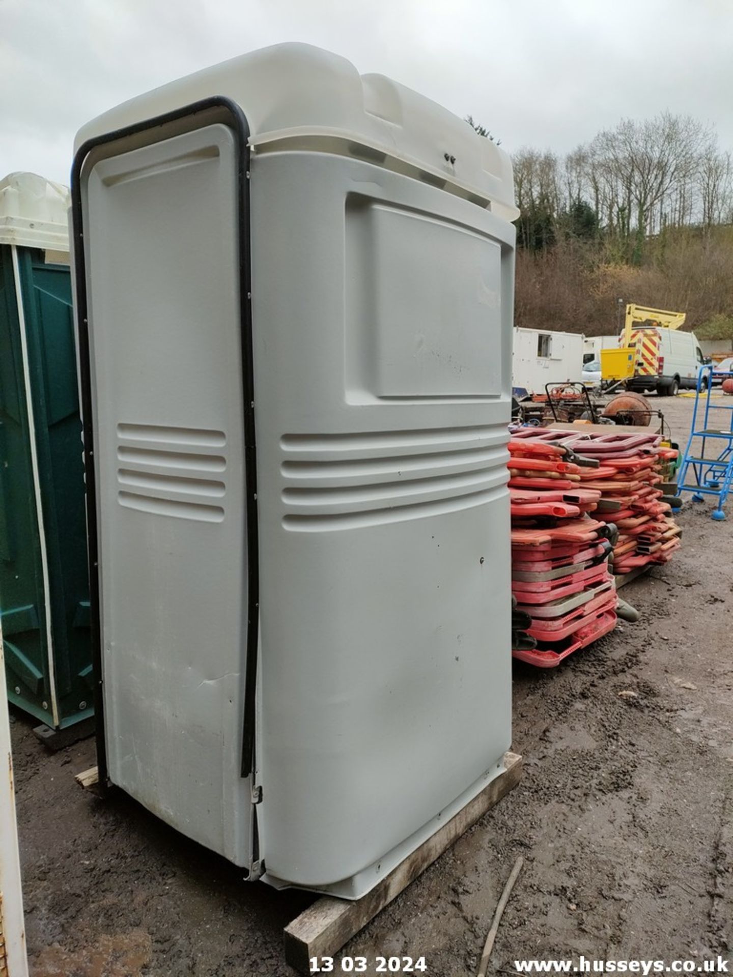 PORTABLE TOILET - Image 2 of 3