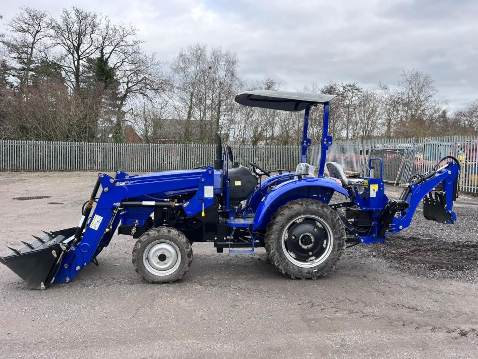 TAIYUE 40HP TRACTOR C.W 2 IN 1 FRONT BUCKET & BACK ACTOR WITH 2 BUCKETS UNUSED