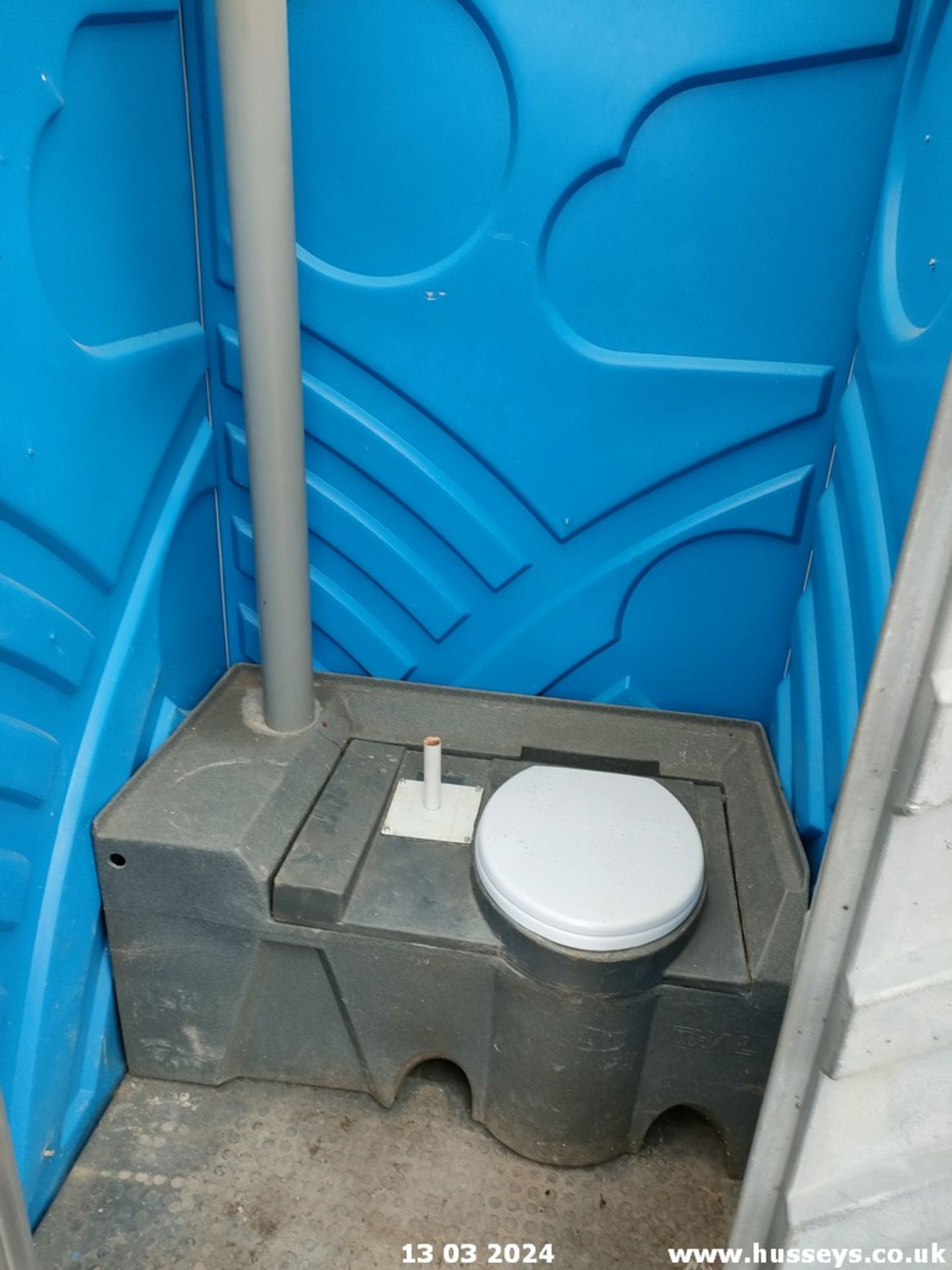 PORTABLE TOILET - Image 2 of 4