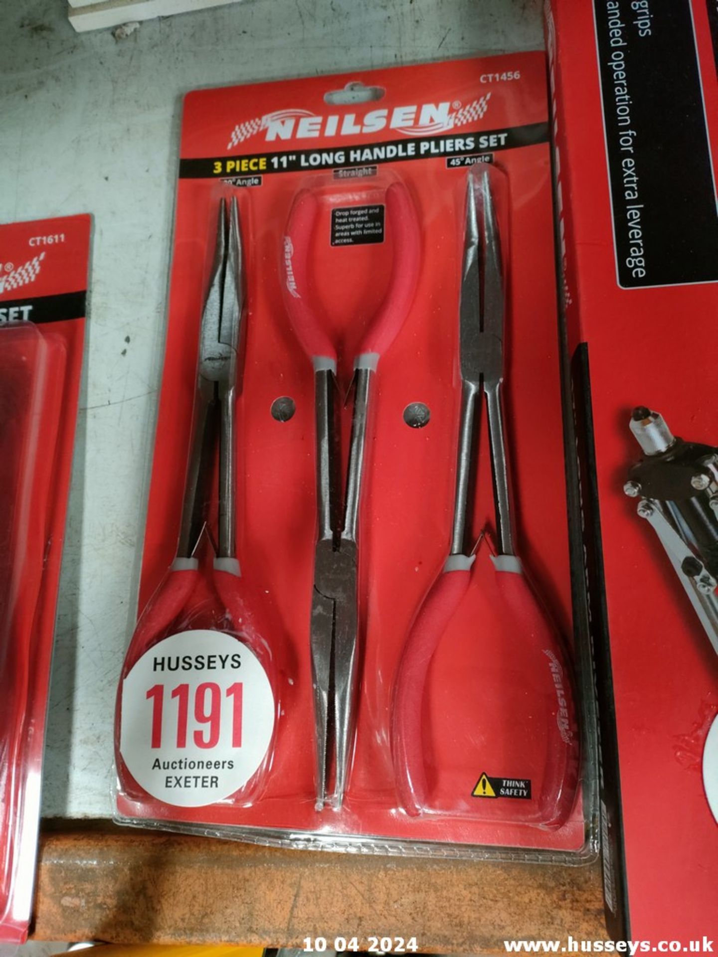 LONG HANDLED PLIERS