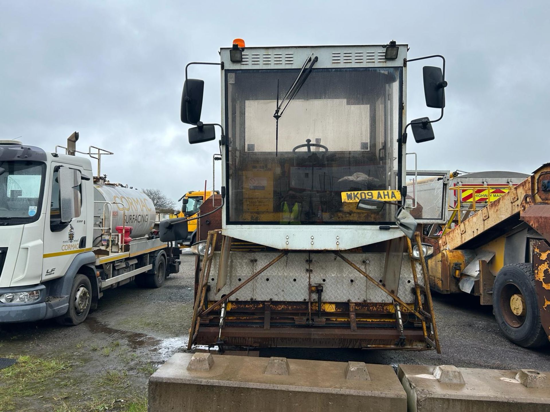 09/09 PHOENIX CHIPPING SPREADER - 4400cc (Yellow) - Image 6 of 9