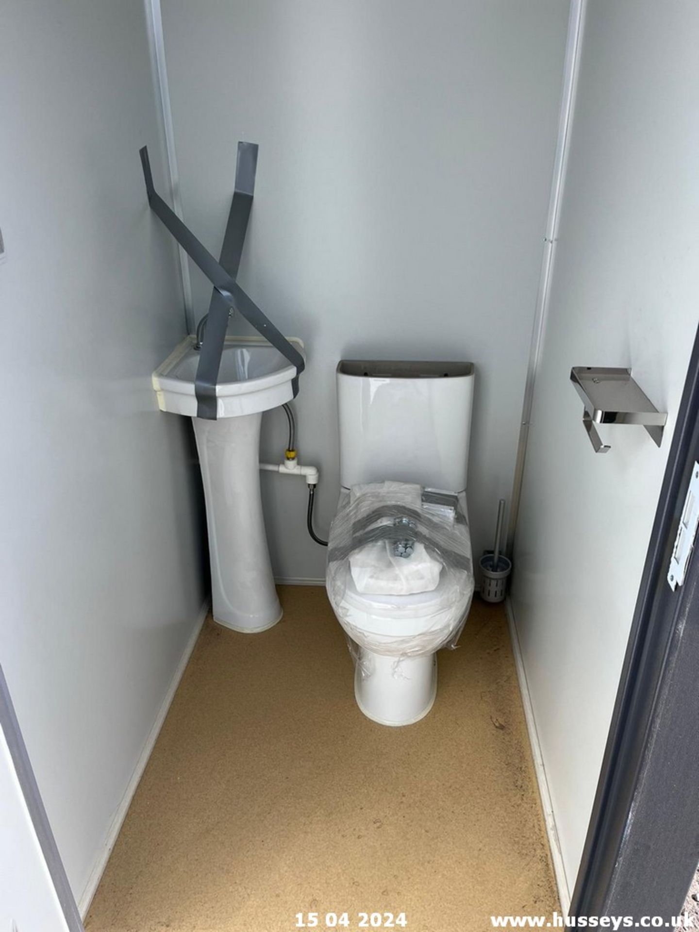 2 PERSON TOILET C.W FORK POCKETS & LIFT EYES 2X WC'S SINKS LIGHTS EXTRACTORS & KEYS - Image 8 of 10