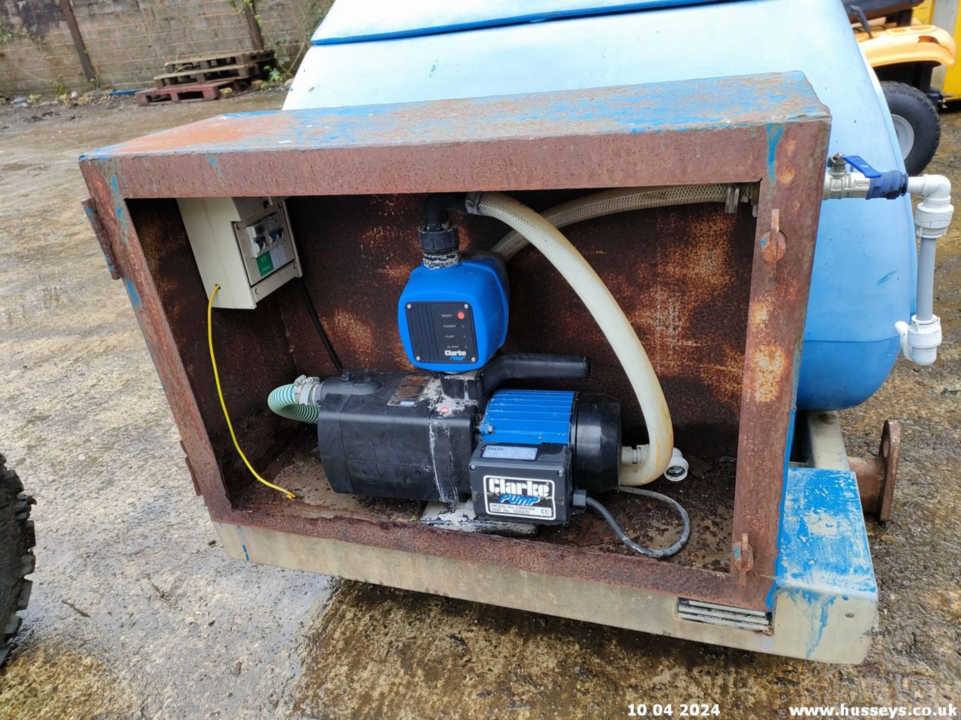 WESTERN SKID MOUNTED 250 GALLON WATER TANK C.W PUMP - Bild 3 aus 3