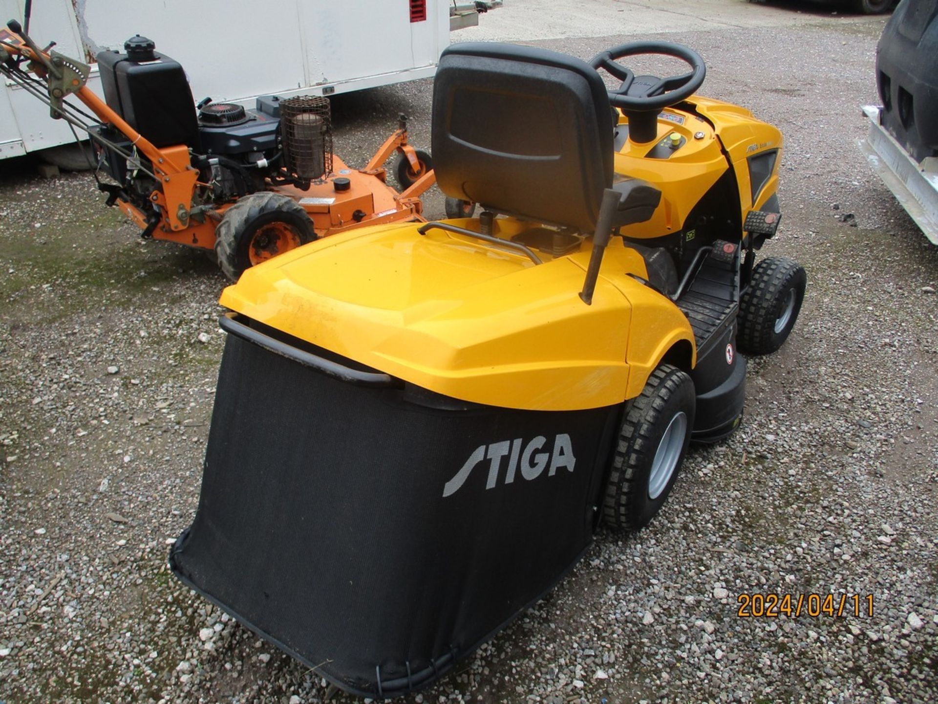 STIGA ESTATE 6092 HW RIDE ON MOWER C.W COLLECTOR CAN BE USED AS A MULCHER - Image 5 of 6