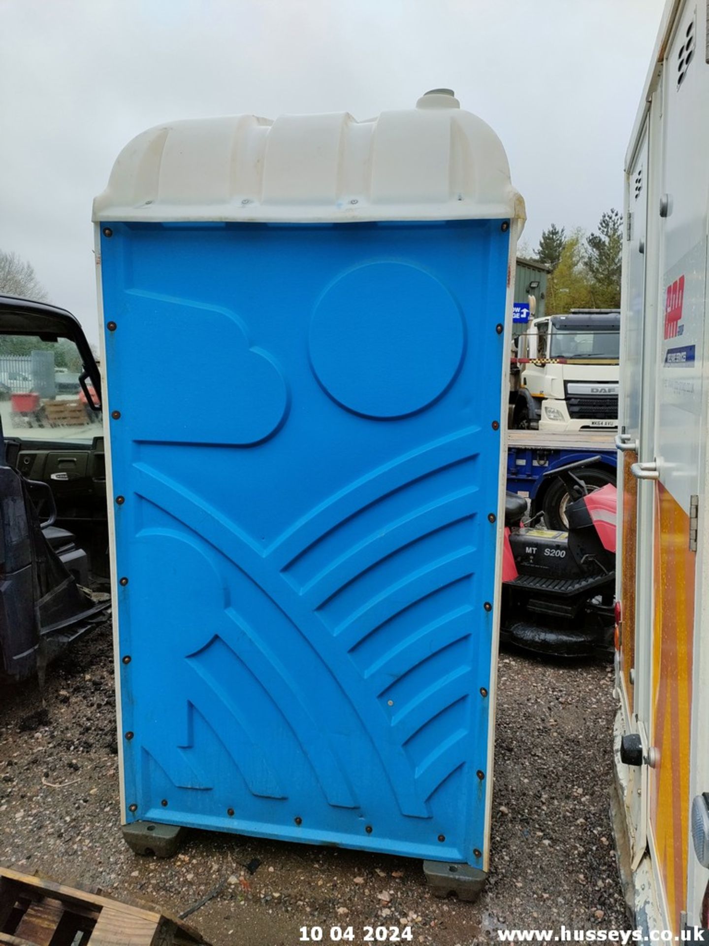 PORTABLE TOILET - Image 3 of 4