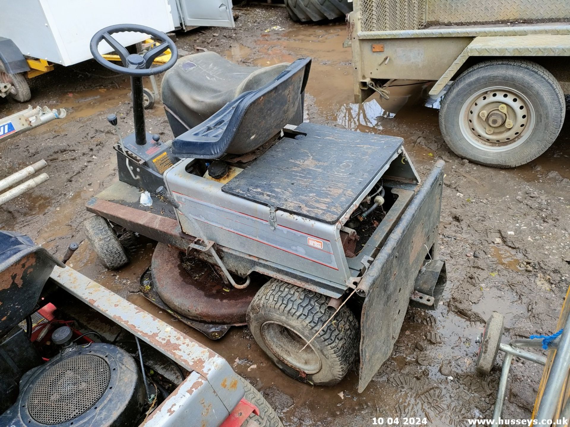 MTD LAWNFLITE RIDE ON MOWER - Image 4 of 5