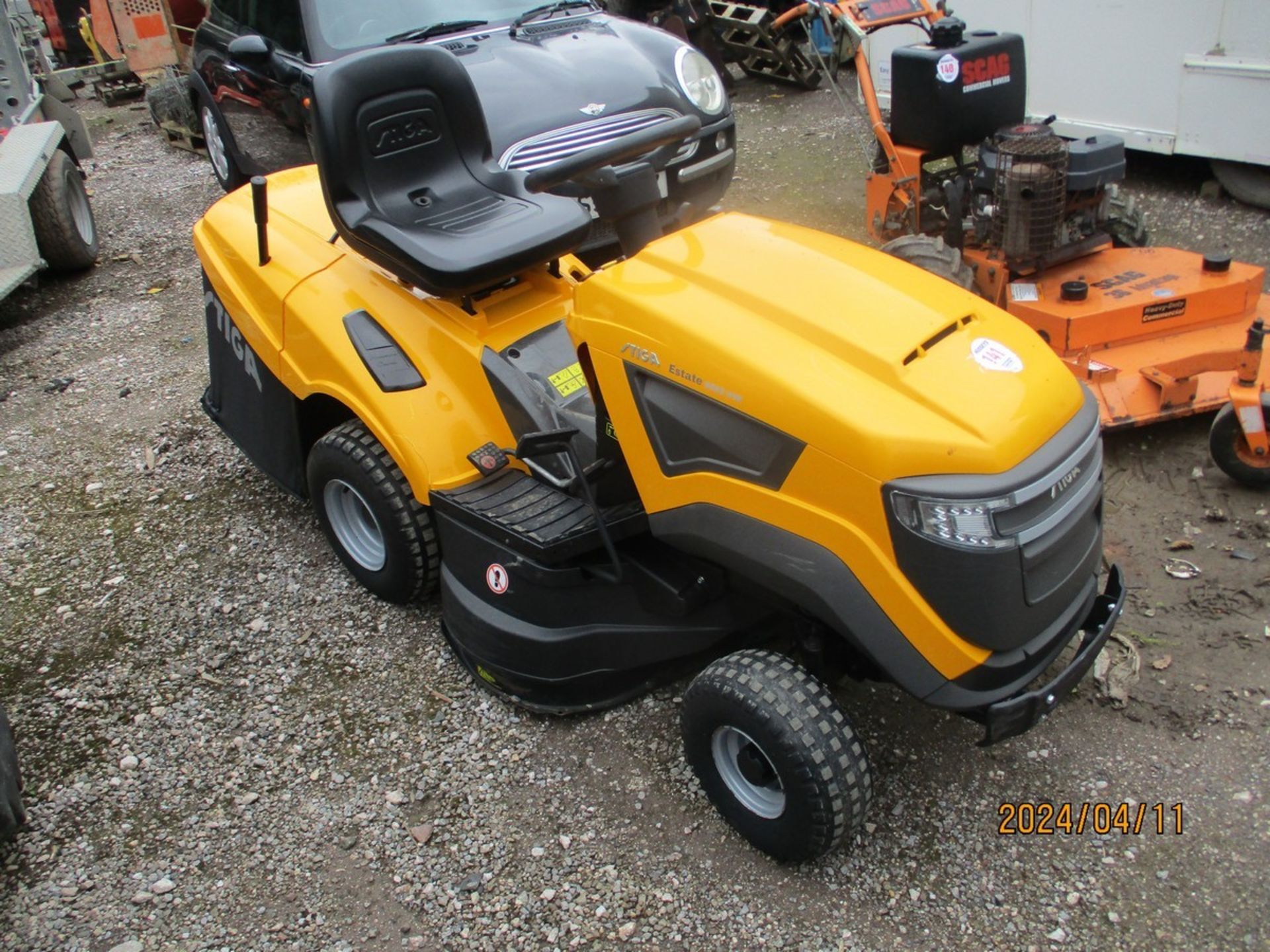 STIGA ESTATE 6092 HW RIDE ON MOWER C.W COLLECTOR CAN BE USED AS A MULCHER - Image 3 of 6