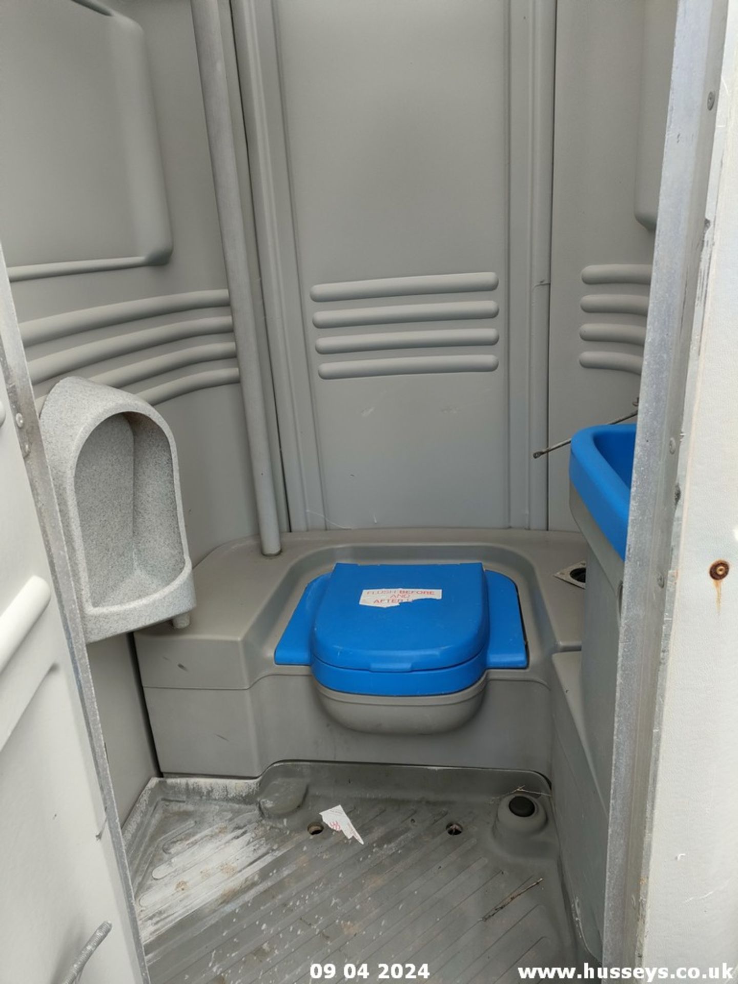 PORTABLE TOILET - Image 4 of 4