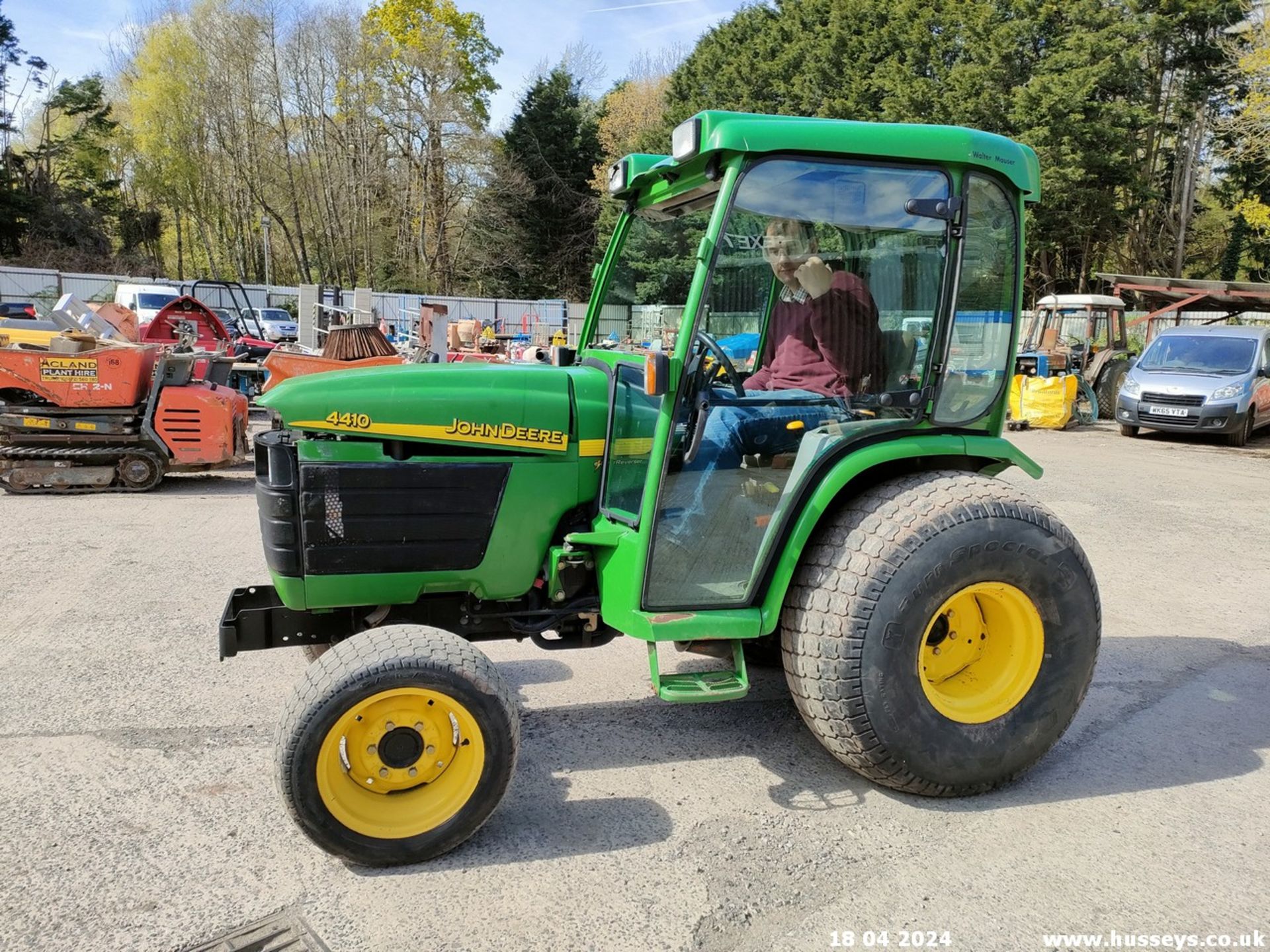 JOHN DEERE 4410 35HP TRACTOR 5410HRS SHUTTLE BRAKES NEED ATTENTION, NO FRONT WNDSCREEN - Image 10 of 18