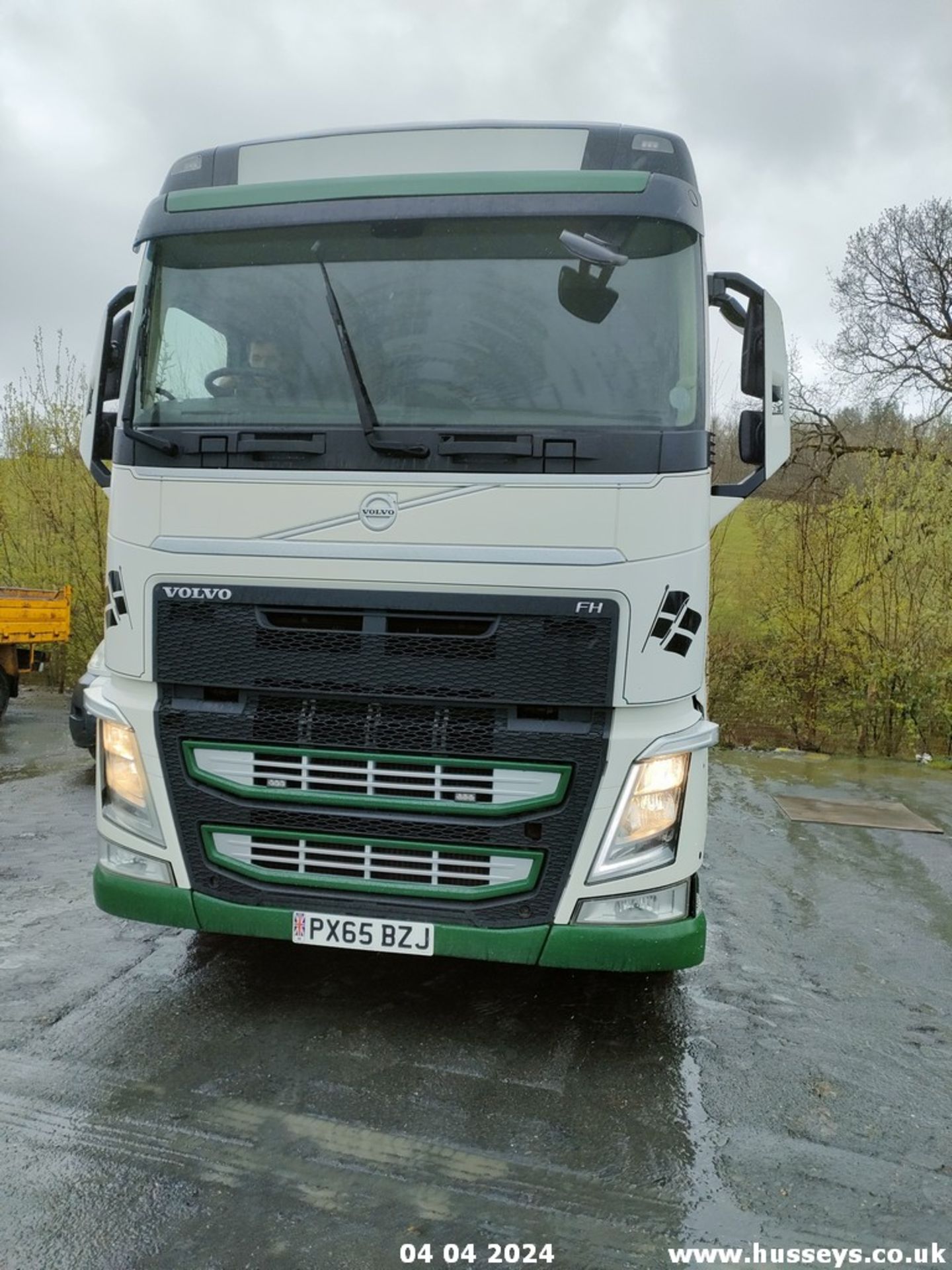 15/65 VOLVO FH - 12777cc 2dr Tractor Unit (White) - Image 7 of 34