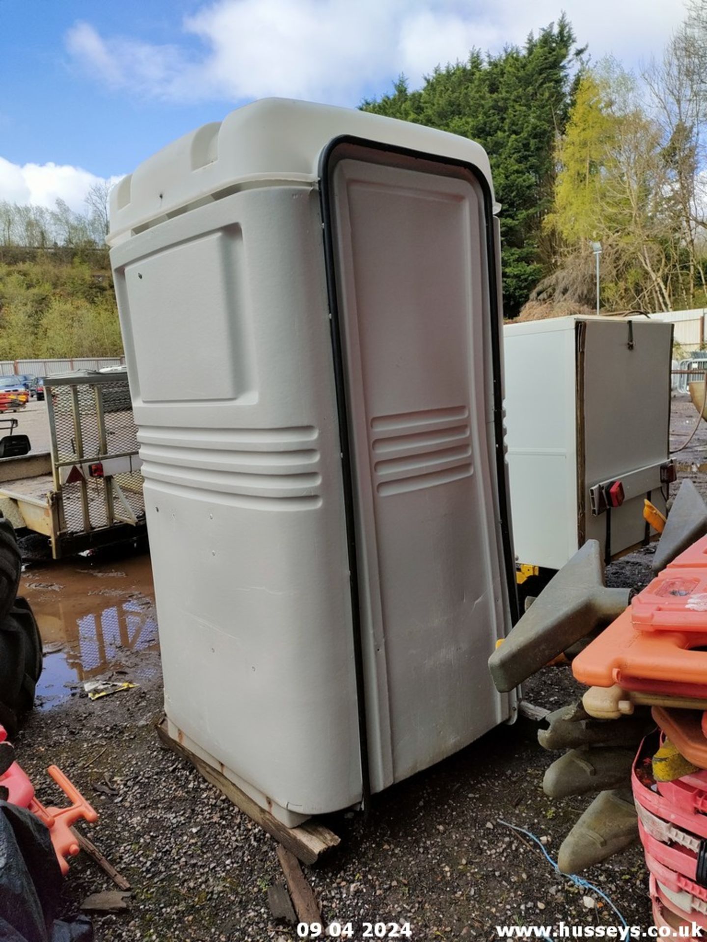 PORTABLE TOILET - Image 3 of 4