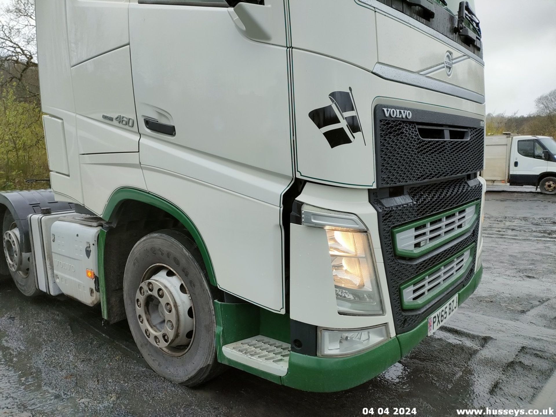 15/65 VOLVO FH - 12777cc 2dr Tractor Unit (White) - Image 4 of 34
