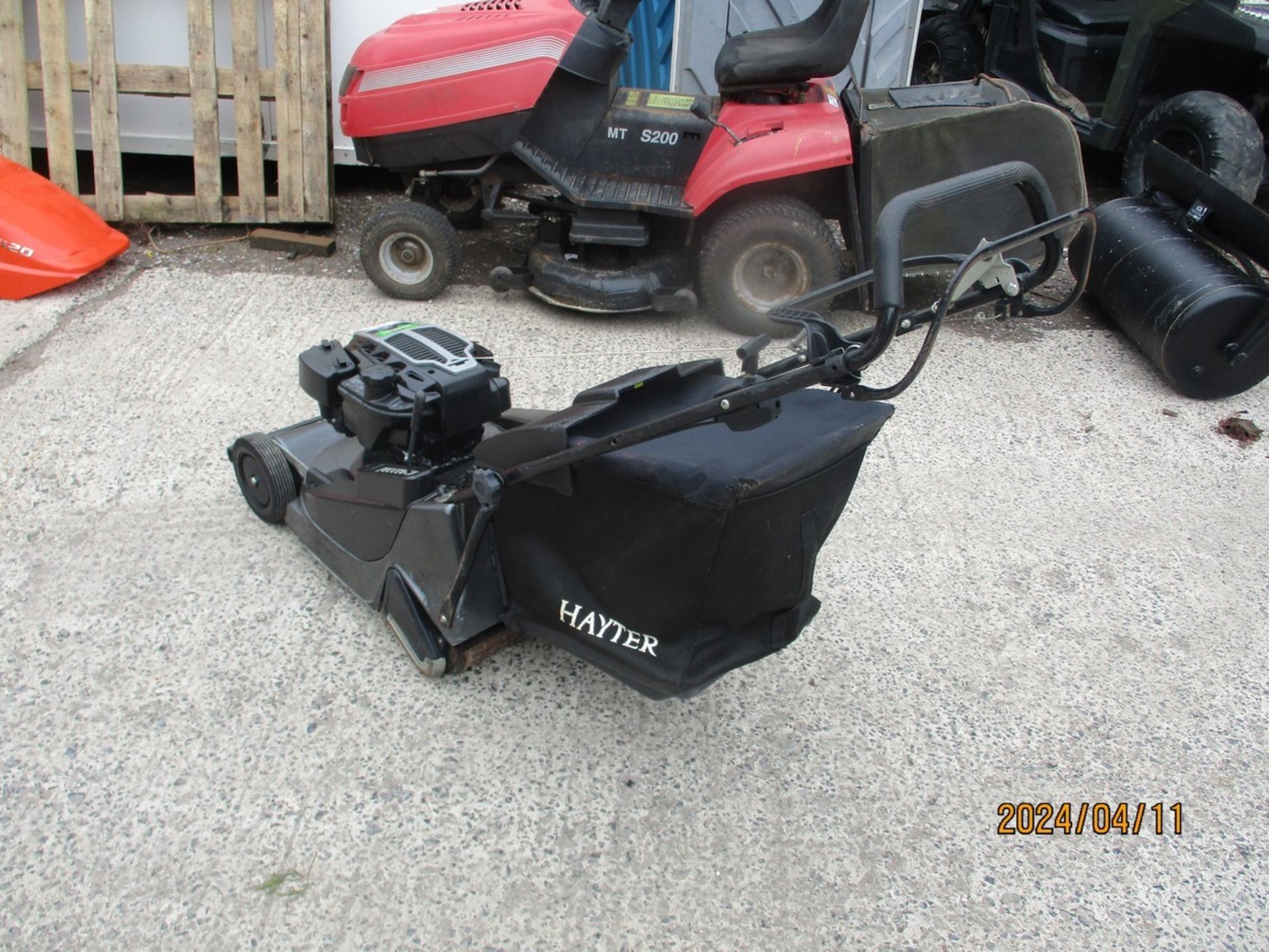 HAYTER HARRIER 56 ROLLER MOWER C.W COLLECTOR - Image 3 of 3