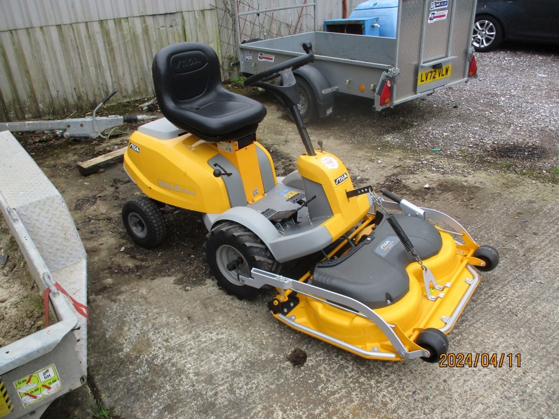 STIGA VILLA 14 HST OUTFRONT MOWER C.W NEW & UNUSED COMBI 95 DECK