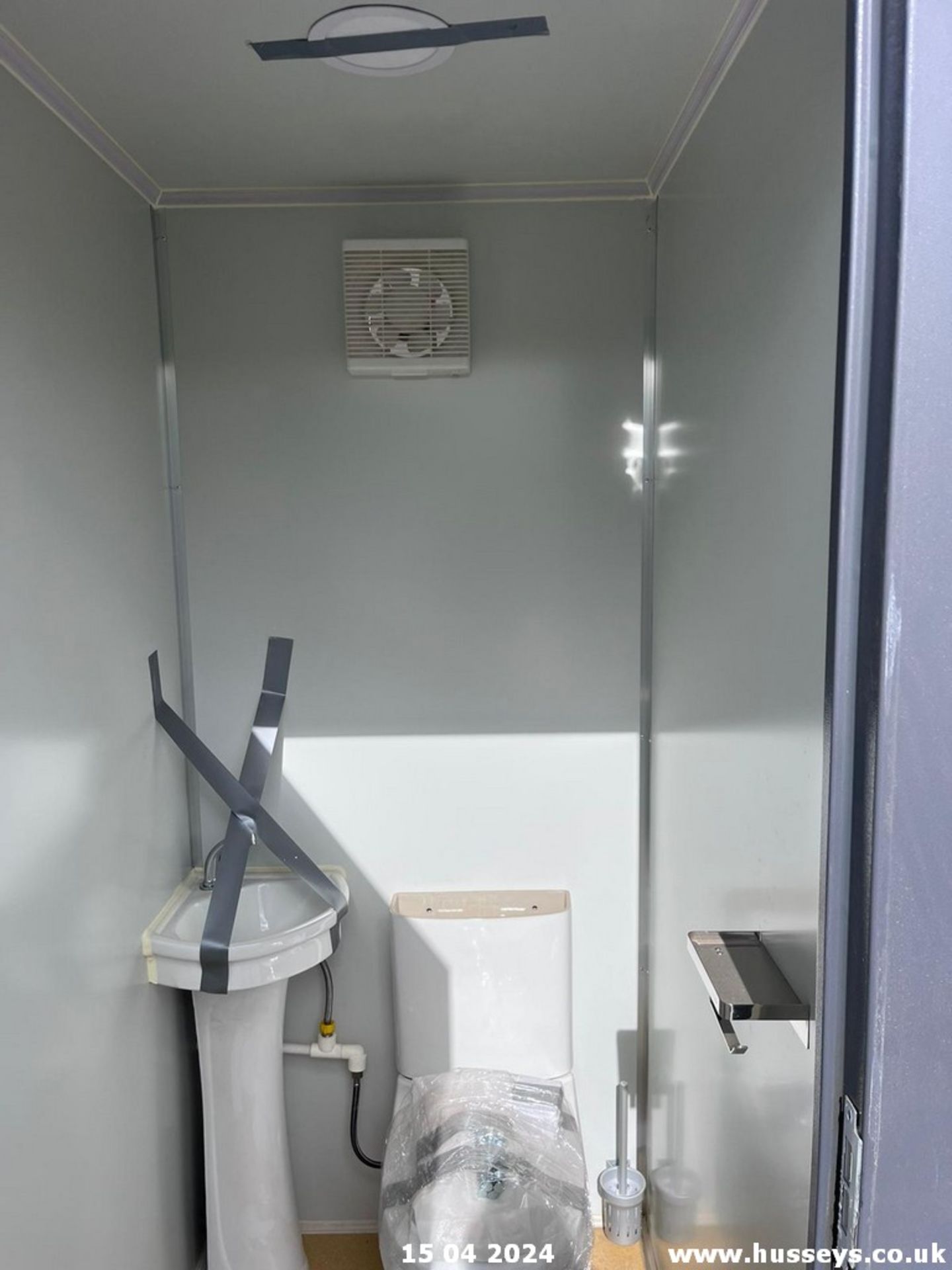 2 PERSON TOILET C.W FORK POCKETS & LIFT EYES 2X WC'S SINKS LIGHTS EXTRACTORS & KEYS - Image 10 of 10