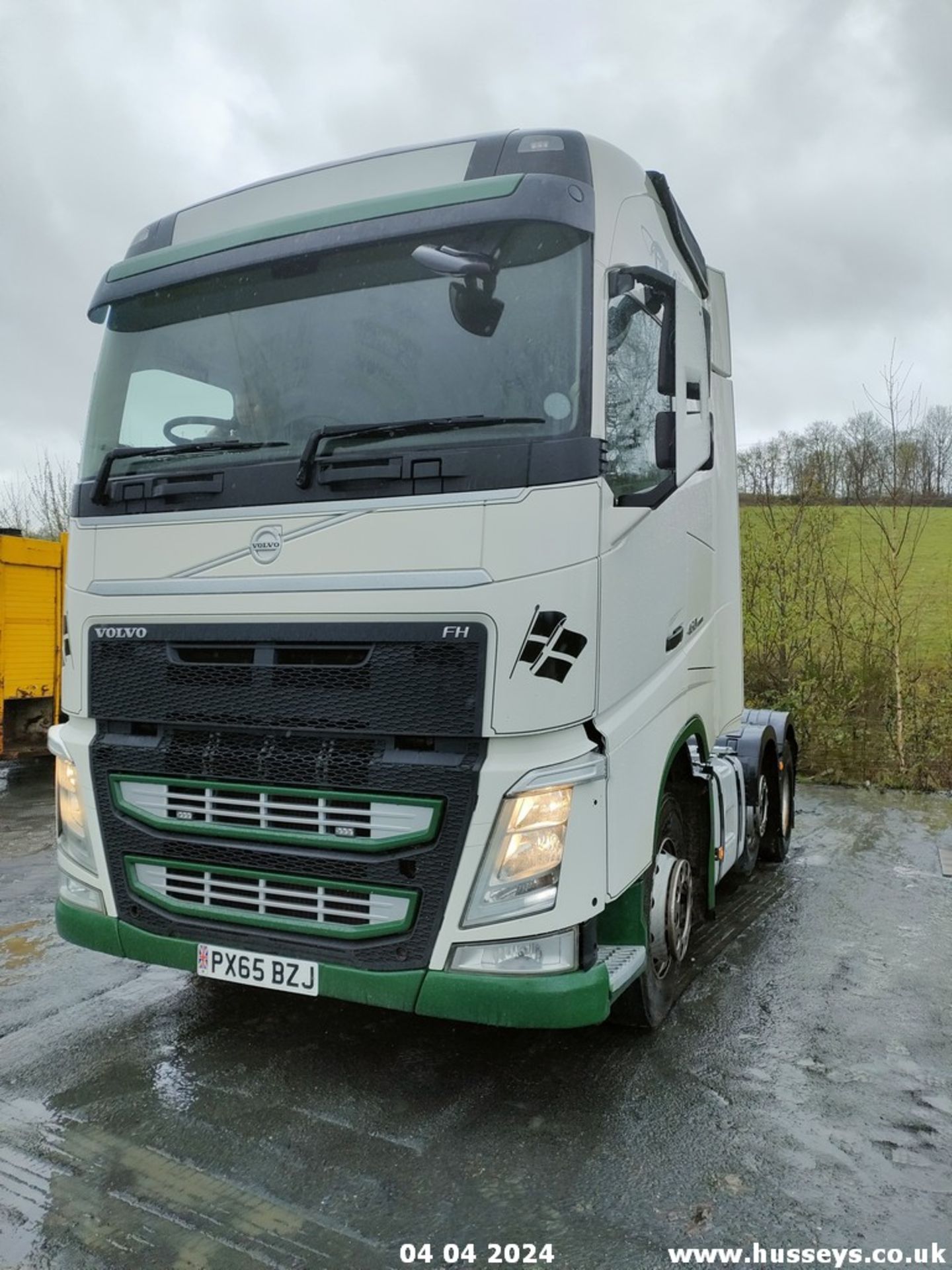 15/65 VOLVO FH - 12777cc 2dr Tractor Unit (White) - Image 8 of 34