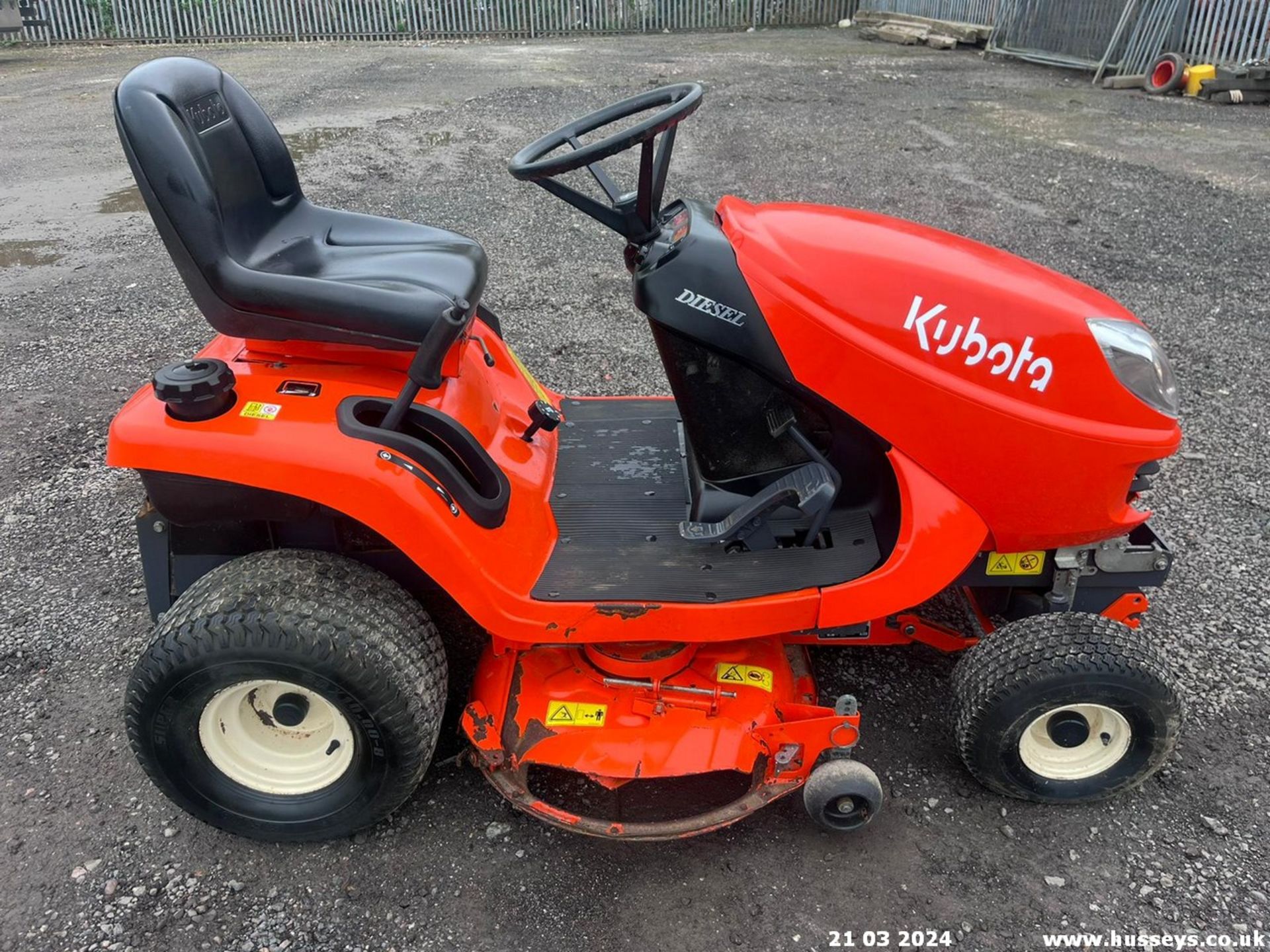 KUBOTA GR1600 DIESEL RIDE ON MOWER SHOWING 133HRS RDC - Image 3 of 15