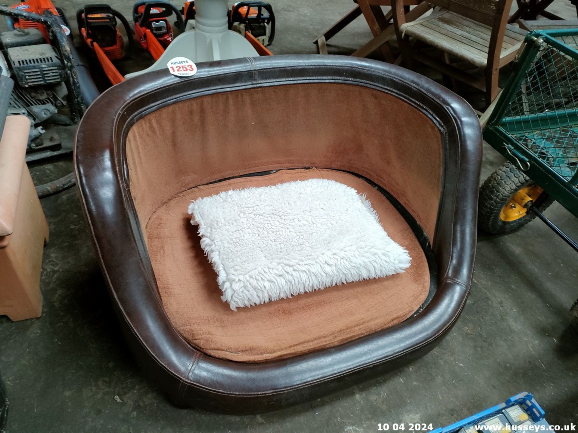 A FINE QUALITY CURVED DOG BED & WARM BLANKET