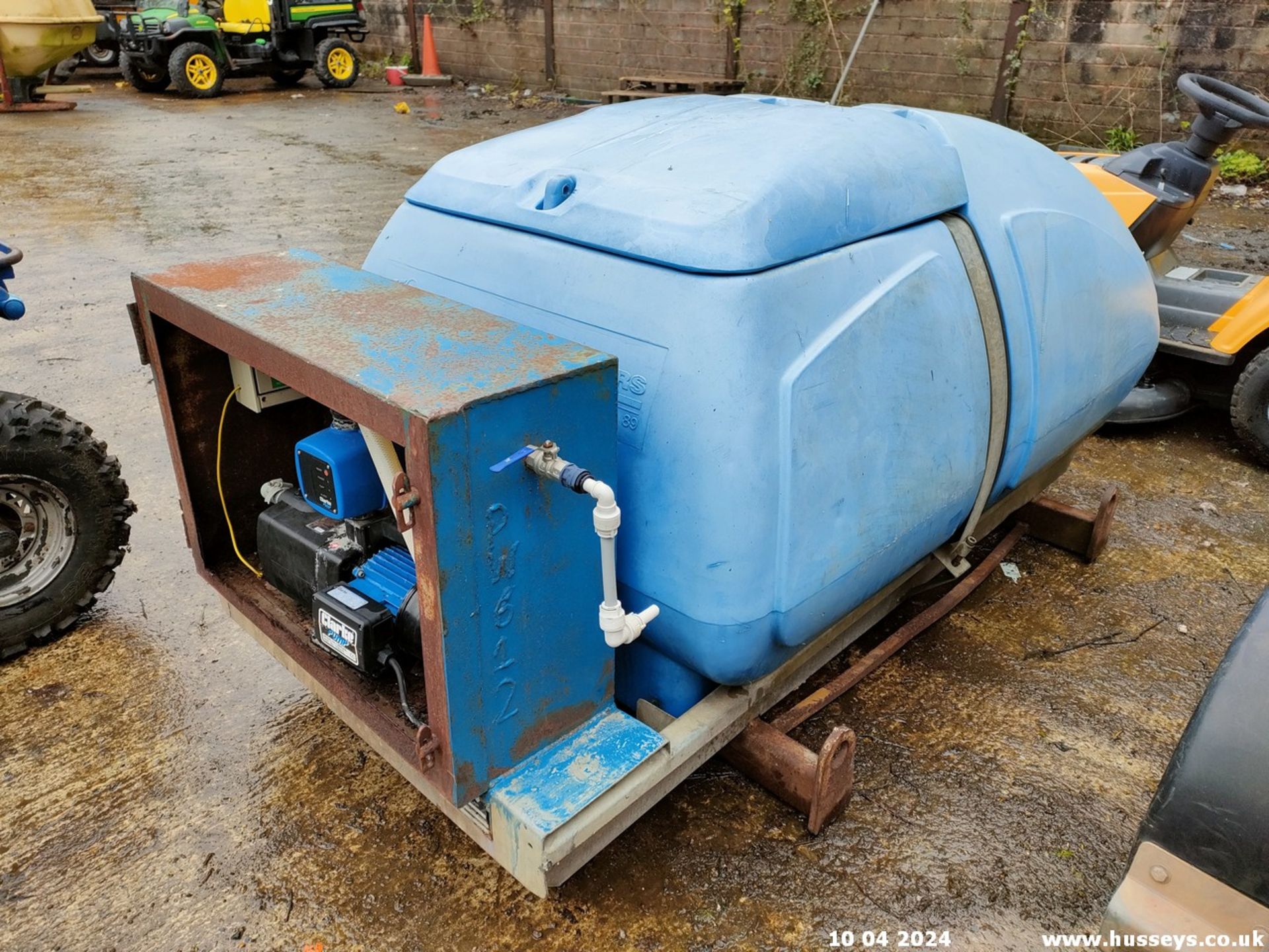 WESTERN SKID MOUNTED 250 GALLON WATER TANK C.W PUMP - Bild 2 aus 3