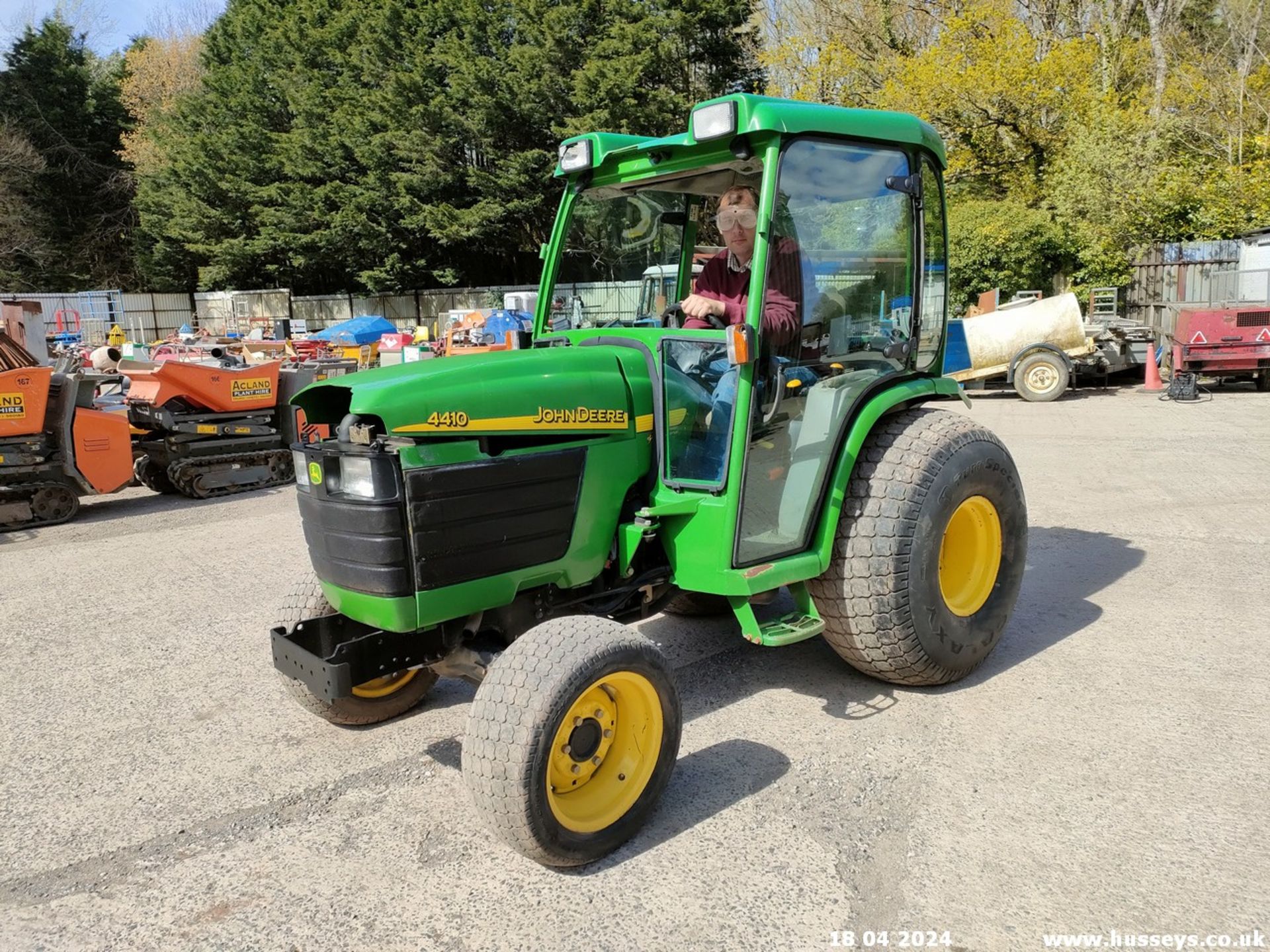 JOHN DEERE 4410 35HP TRACTOR 5410HRS SHUTTLE BRAKES NEED ATTENTION, NO FRONT WNDSCREEN - Image 3 of 18