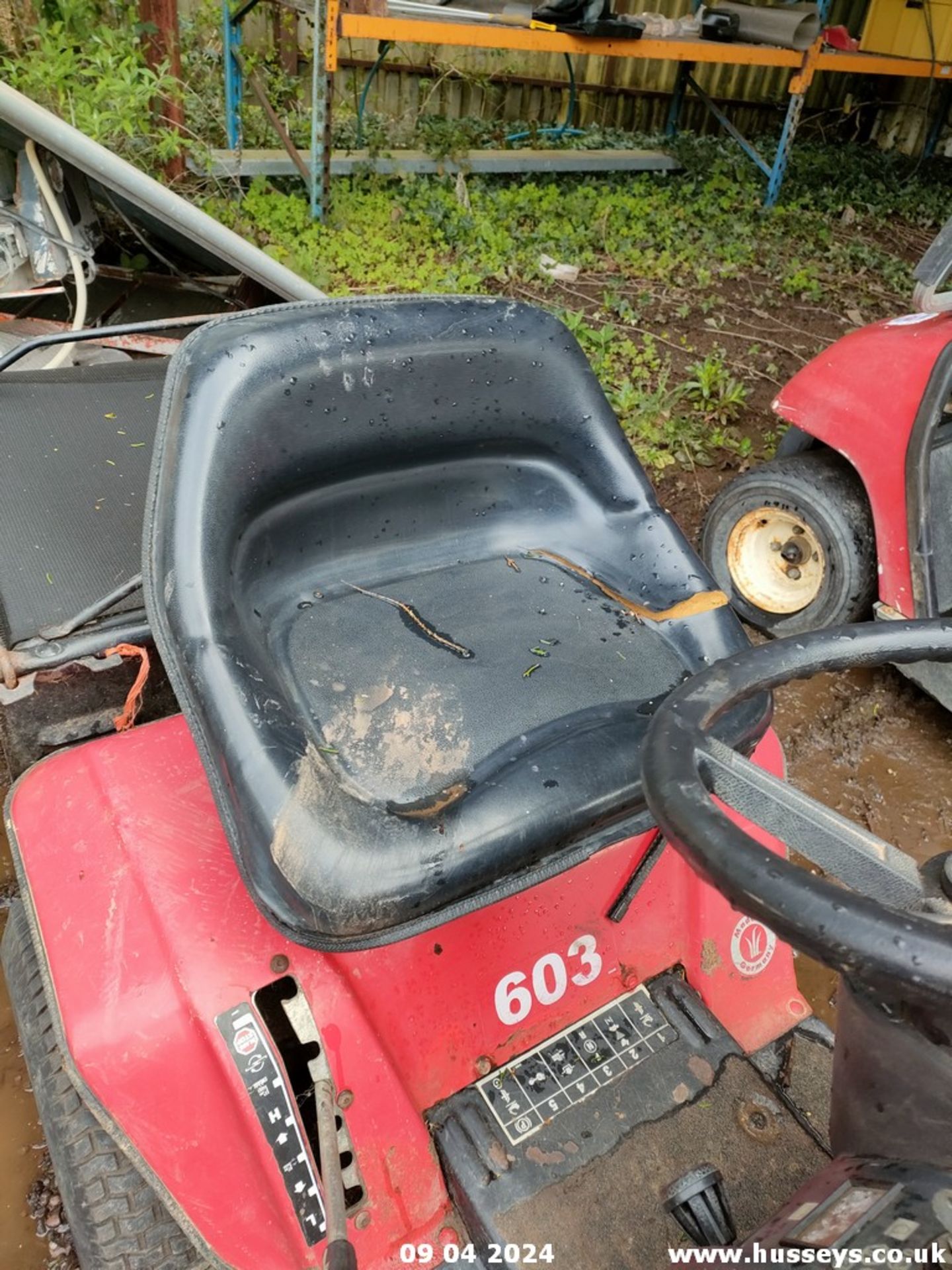 LAWNFLITE RIDE ON MOWER - Image 5 of 6