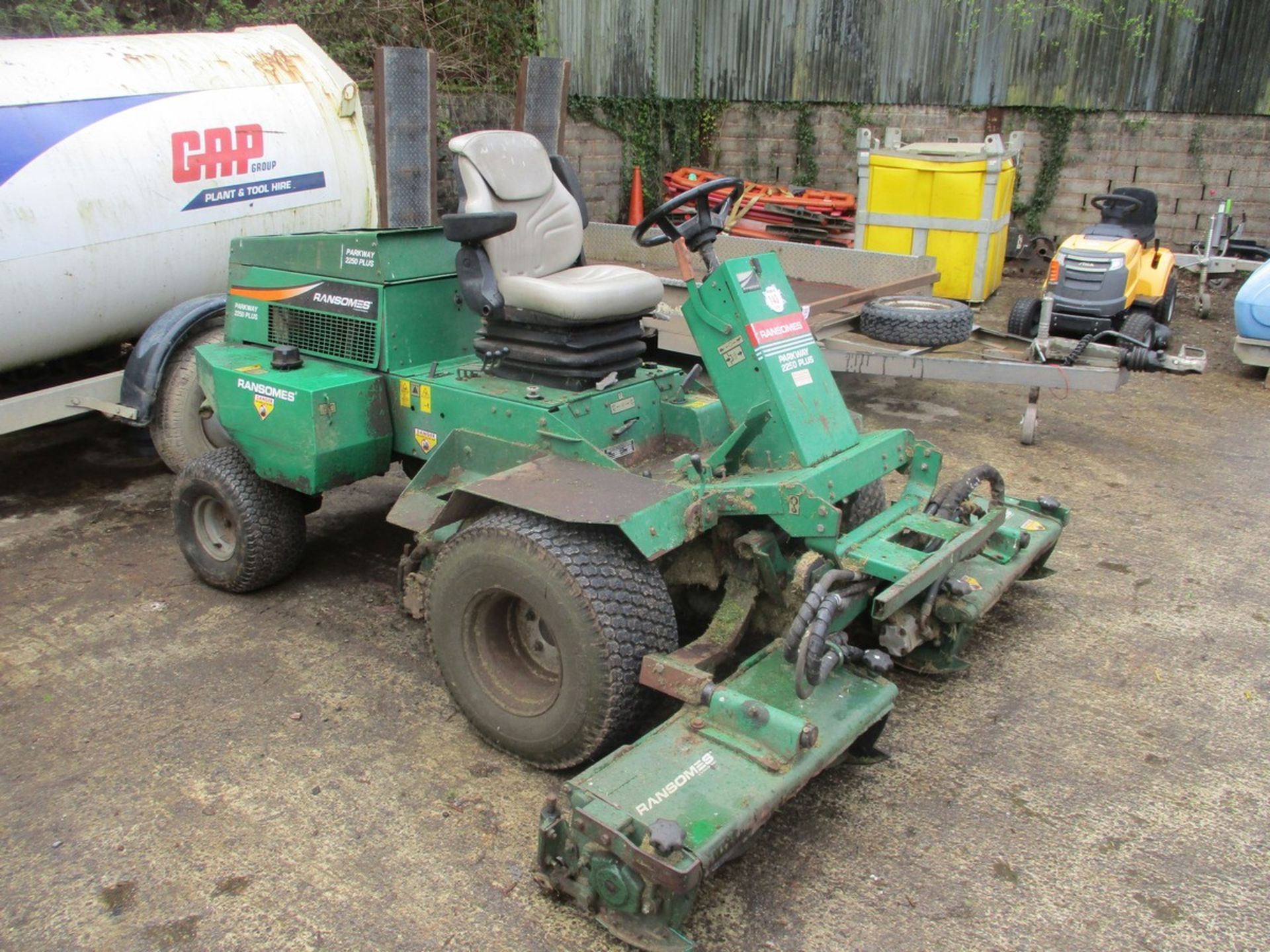 RANSOMES PARKWAY 2250 PLUS RIDE ON MOWER