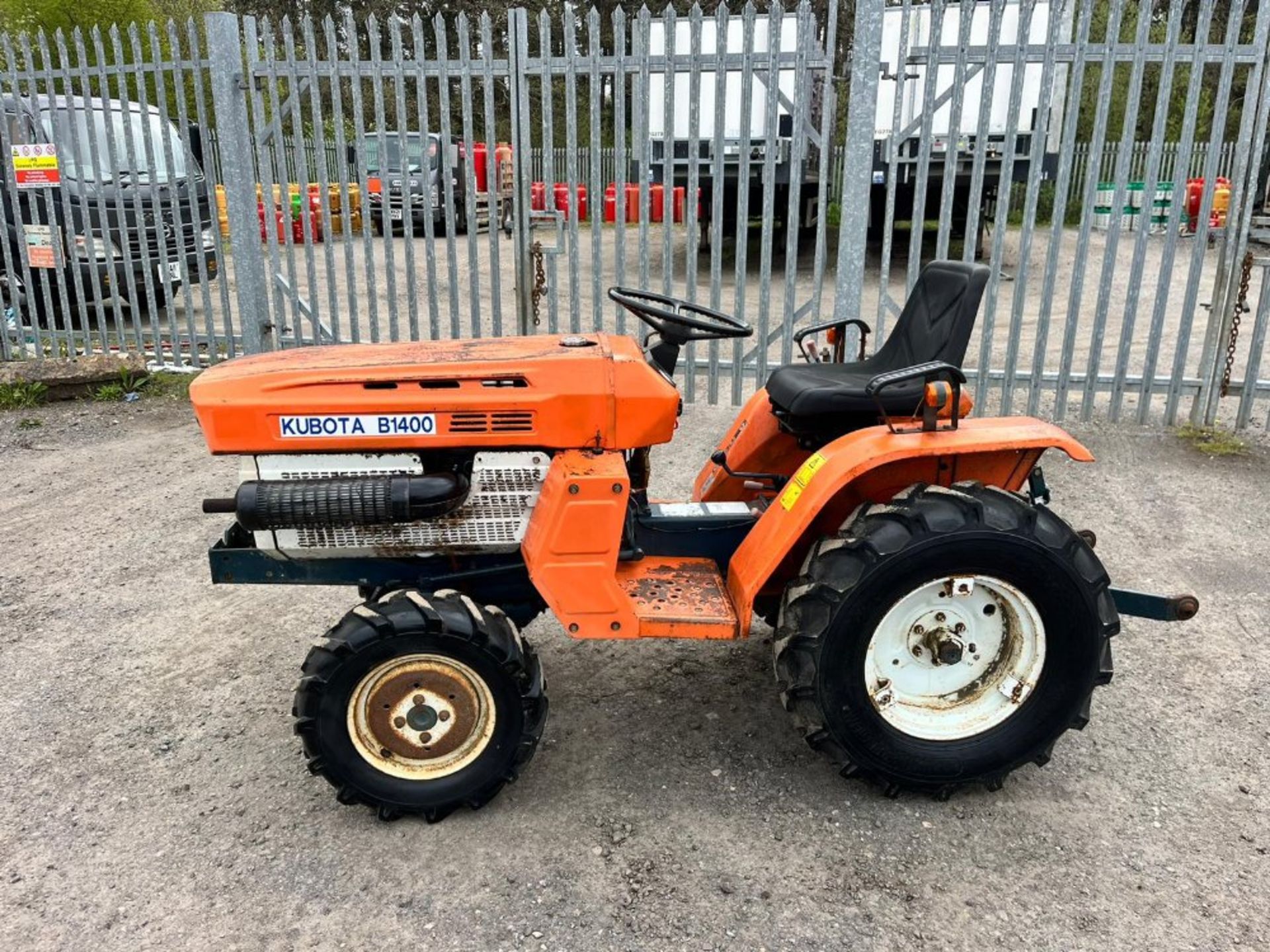 KUBOTA B1400 COMPACT TRACTOR RD PTO TURNS LINK ARMS UP & DOWN