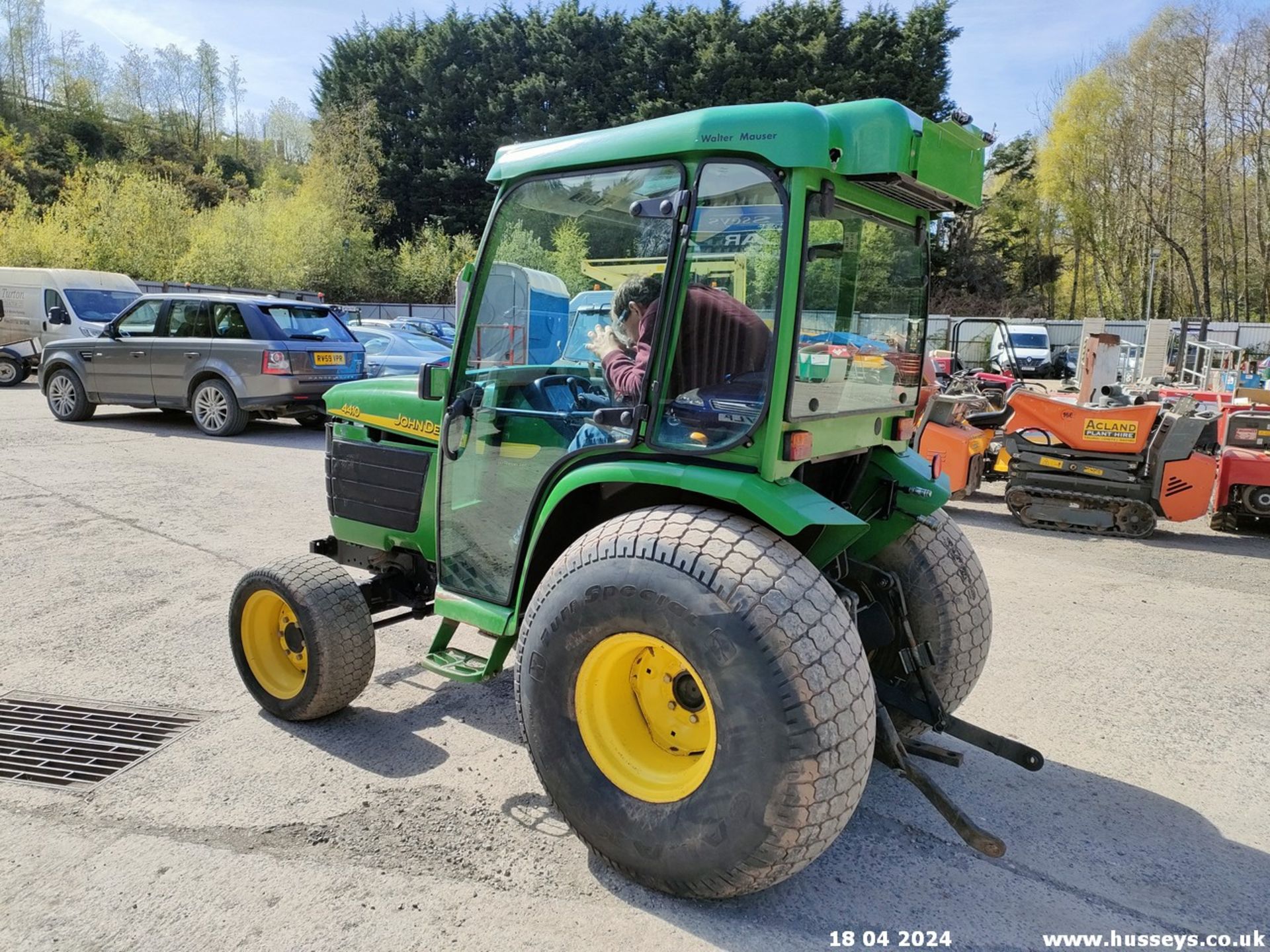 JOHN DEERE 4410 35HP TRACTOR 5410HRS SHUTTLE BRAKES NEED ATTENTION, NO FRONT WNDSCREEN - Image 4 of 18