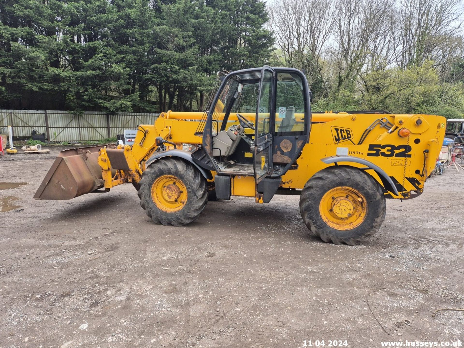 JCB 532 120 TELEHANDLER V422 DHH 1999 4686HRS SHOWING C.W BUCKET & PALLET FORKS . V5