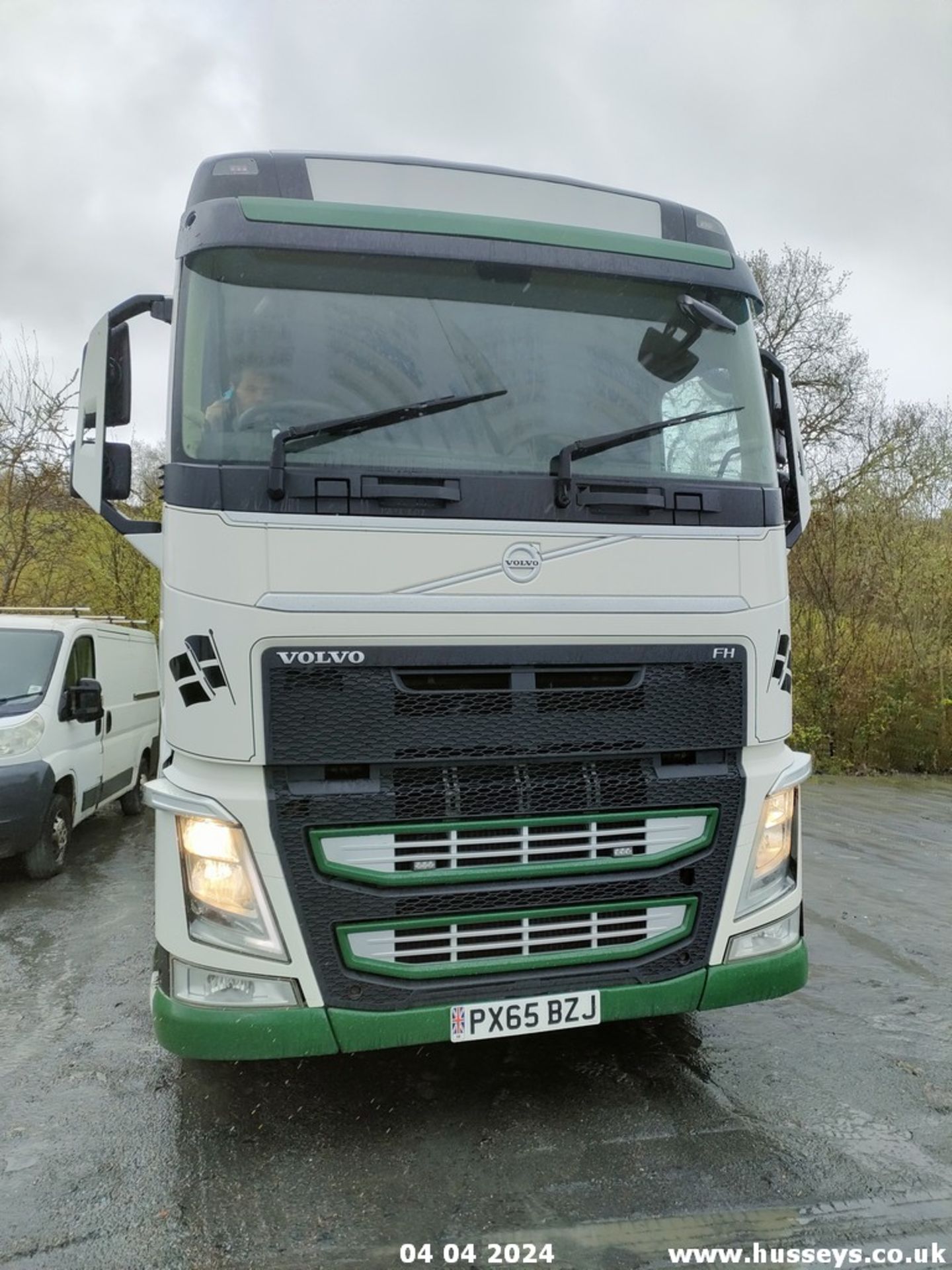 15/65 VOLVO FH - 12777cc 2dr Tractor Unit (White) - Image 6 of 34