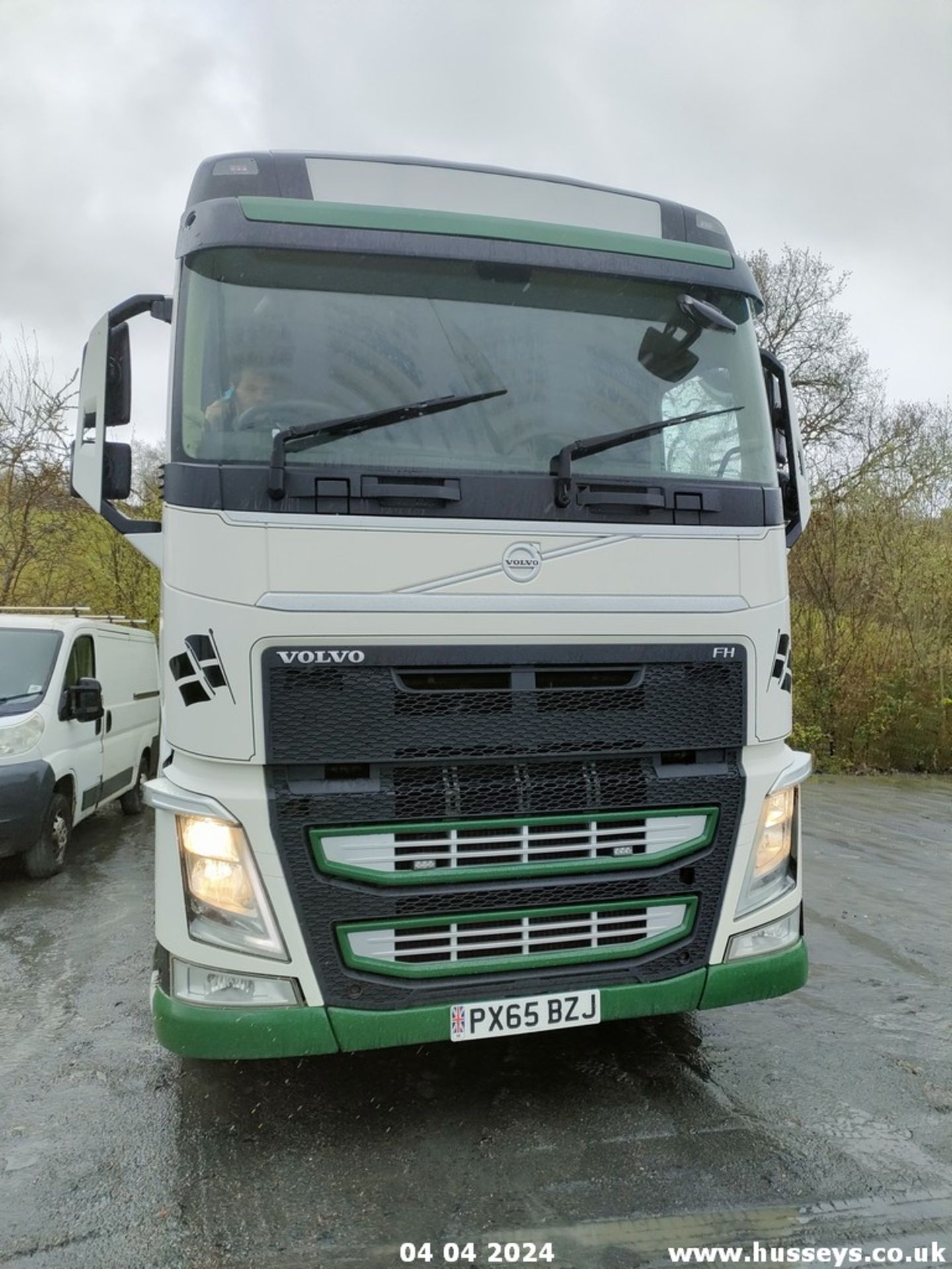 15/65 VOLVO FH - 12777cc 2dr Tractor Unit (White) - Bild 6 aus 34