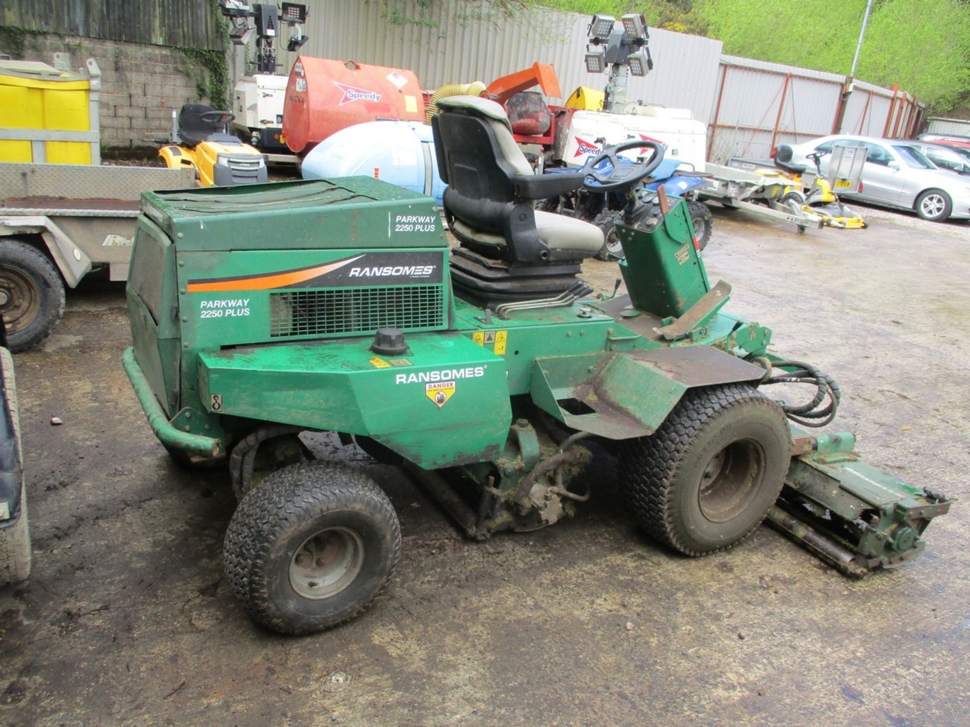 RANSOMES PARKWAY 2250 PLUS RIDE ON MOWER - Image 5 of 6