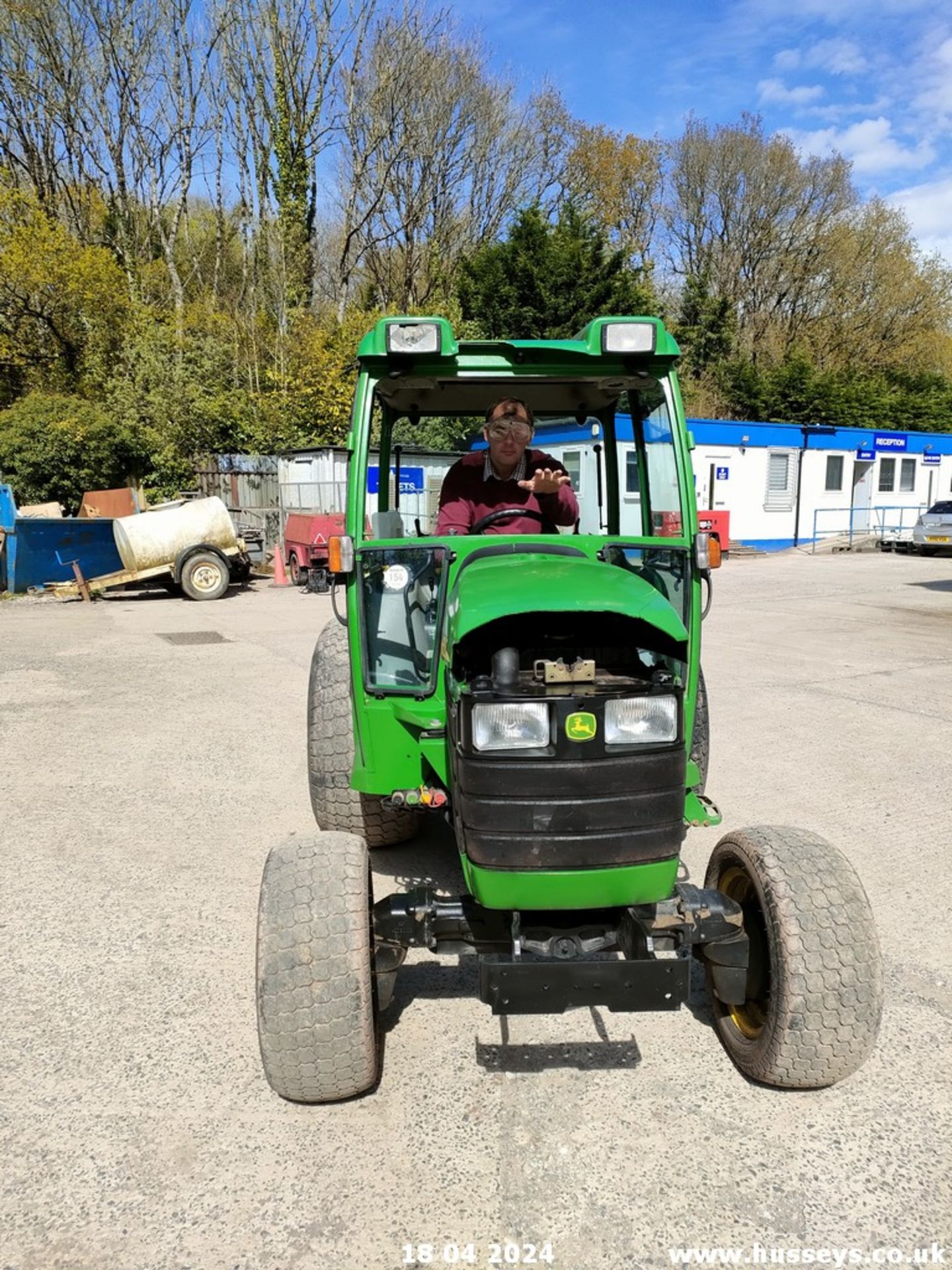 JOHN DEERE 4410 35HP TRACTOR 5410HRS SHUTTLE BRAKES NEED ATTENTION, NO FRONT WNDSCREEN - Image 2 of 18