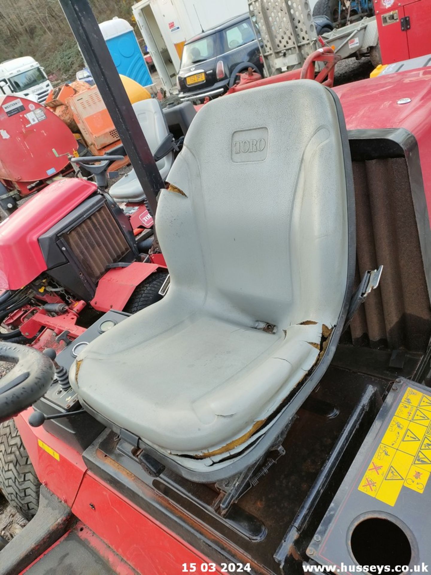 TORO REELMASTER 5500D 5 GANG MOWER (NO KEY BUT WAS DRIVEN INTO PLACE) - Image 6 of 8