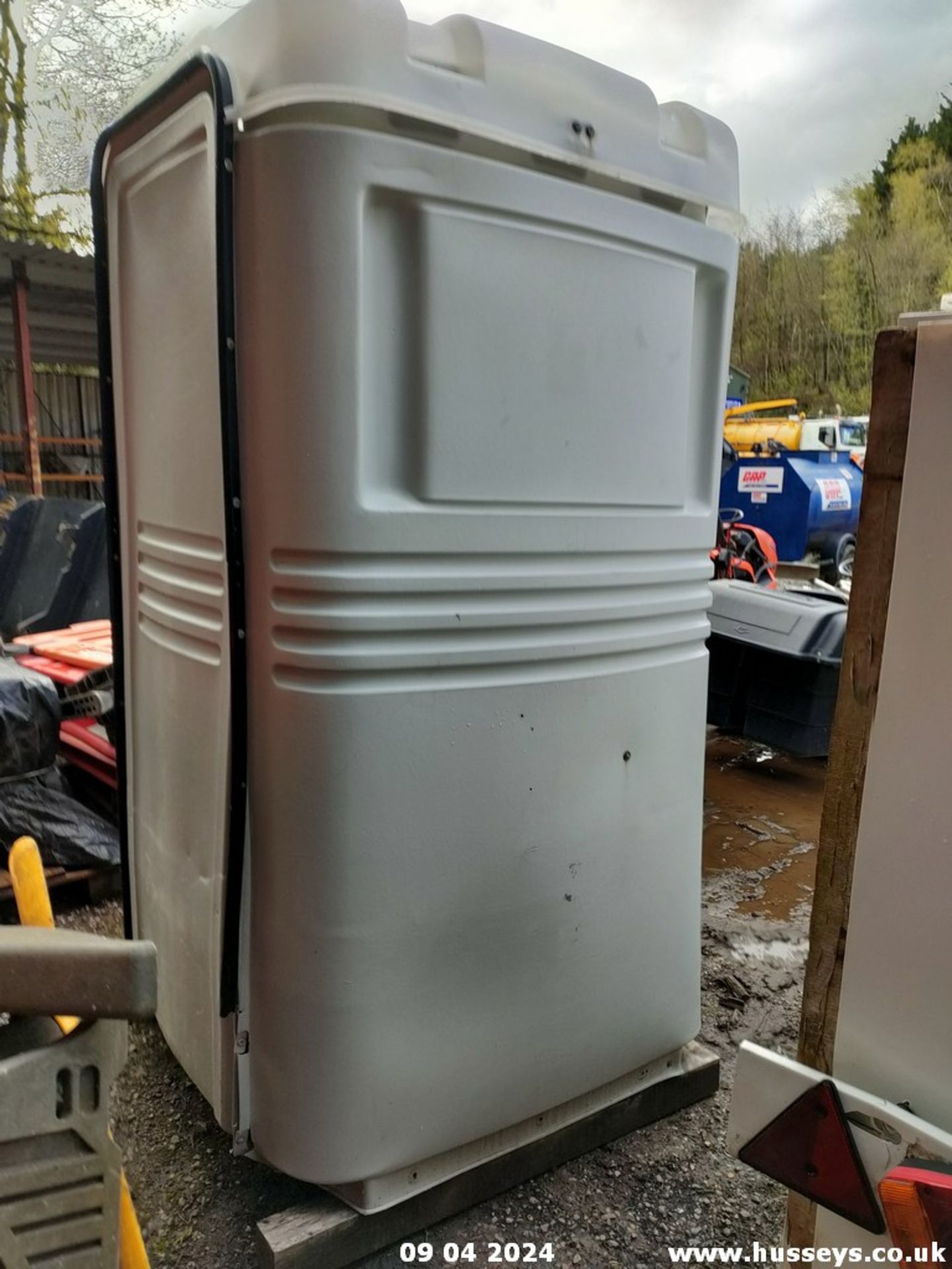 PORTABLE TOILET - Image 2 of 4