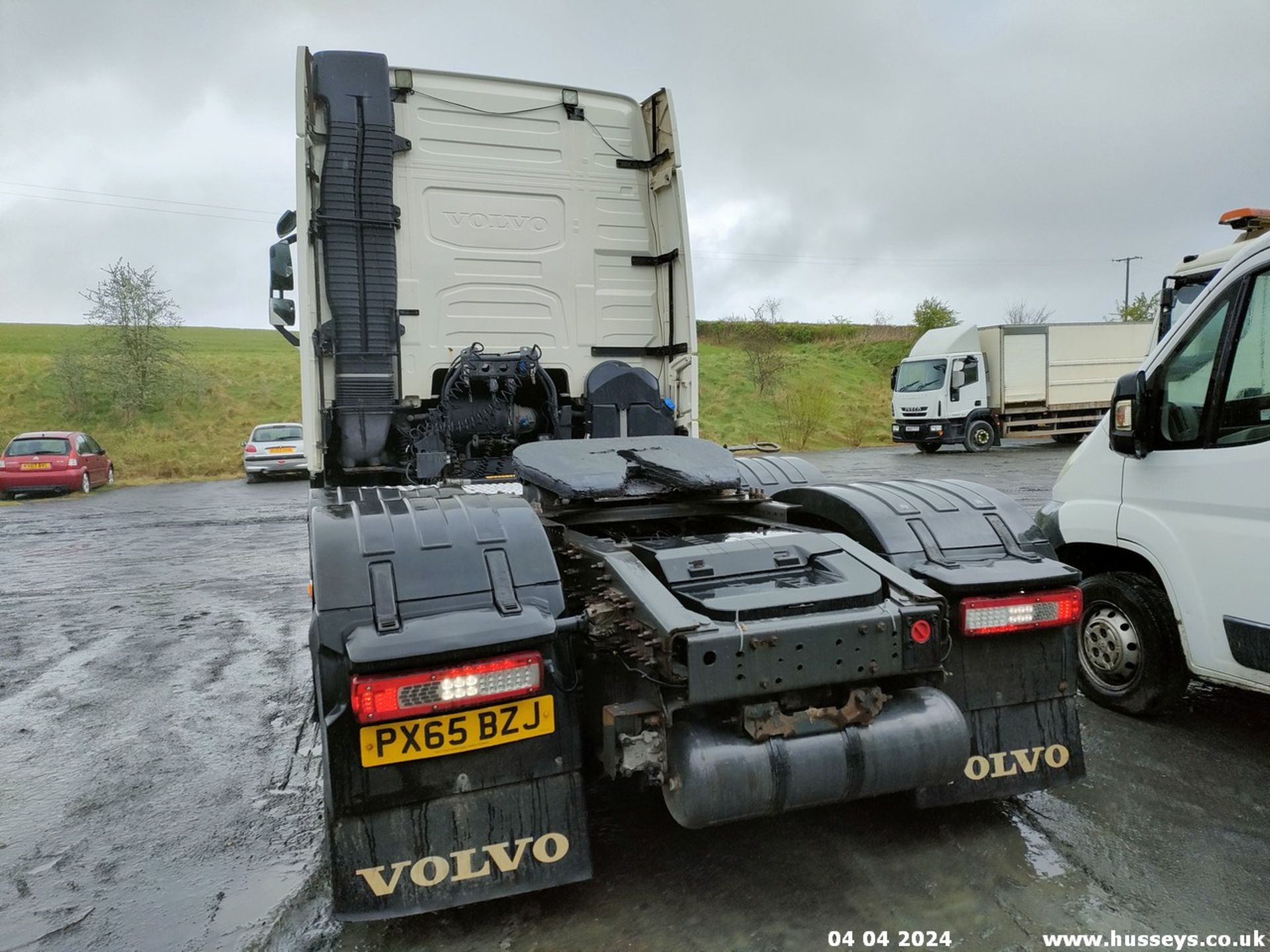 15/65 VOLVO FH - 12777cc 2dr Tractor Unit (White) - Image 17 of 34