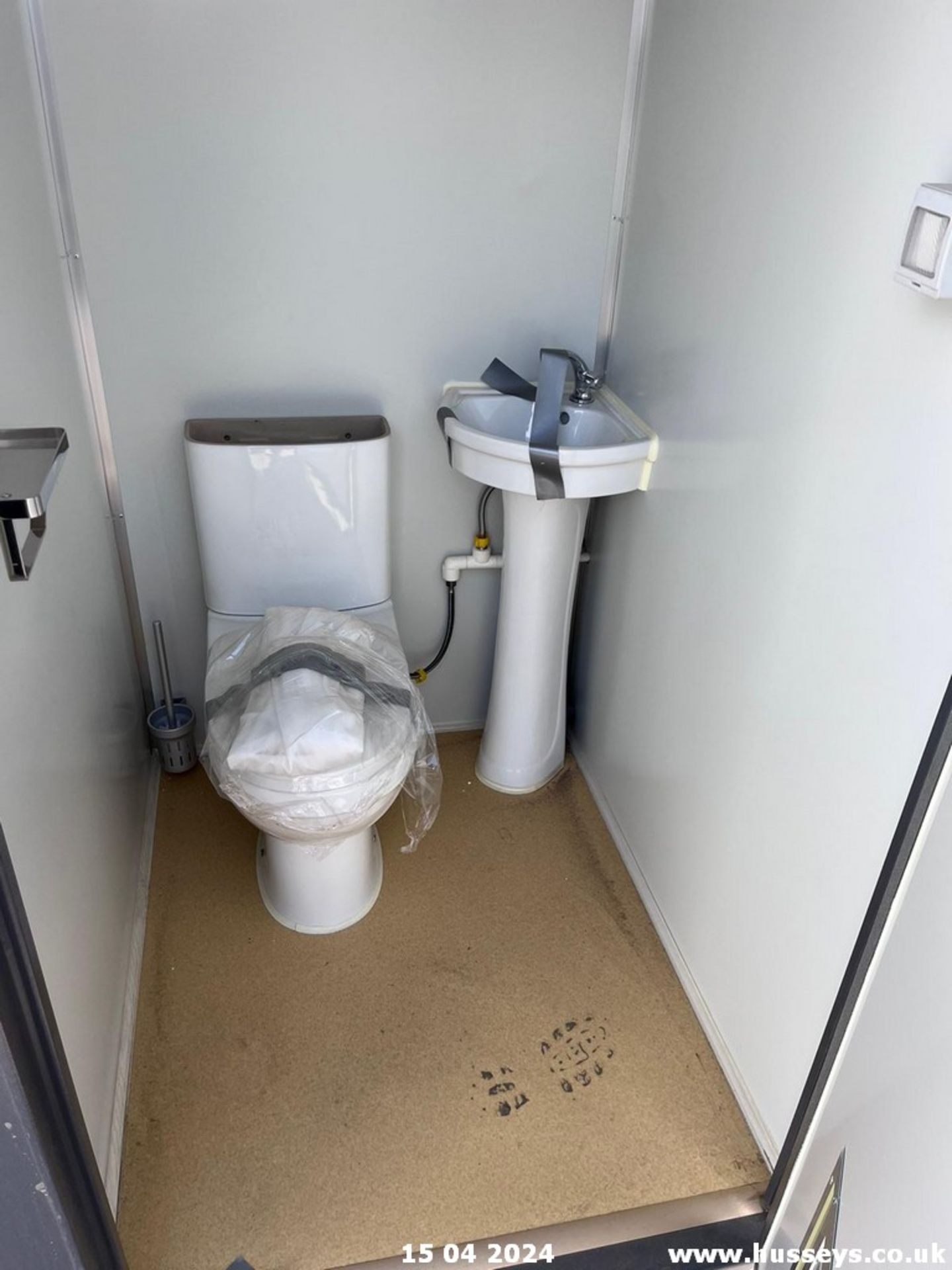 2 PERSON TOILET C.W FORK POCKETS & LIFT EYES 2X WC'S SINKS LIGHTS EXTRACTORS & KEYS - Image 5 of 10