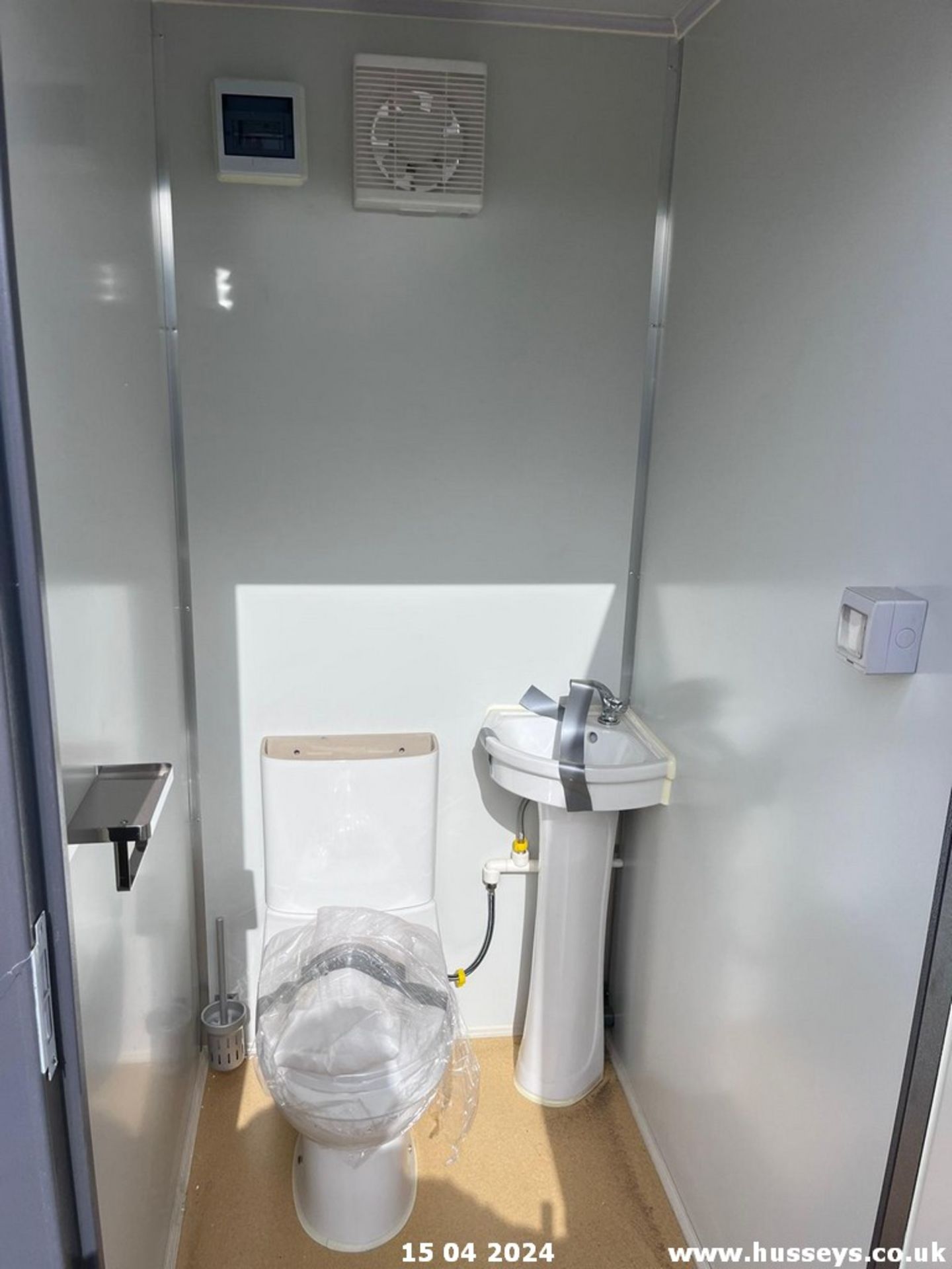 2 PERSON TOILET C.W FORK POCKETS & LIFT EYES 2X WC'S SINKS LIGHTS EXTRACTORS & KEYS - Image 7 of 10