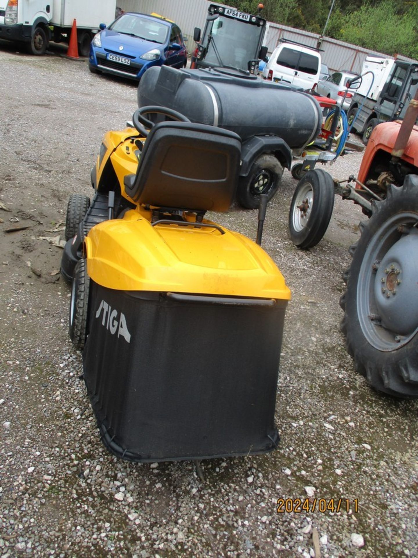 STIGA ESTATE 6092 HW RIDE ON MOWER C.W COLLECTOR CAN BE USED AS A MULCHER - Image 6 of 6