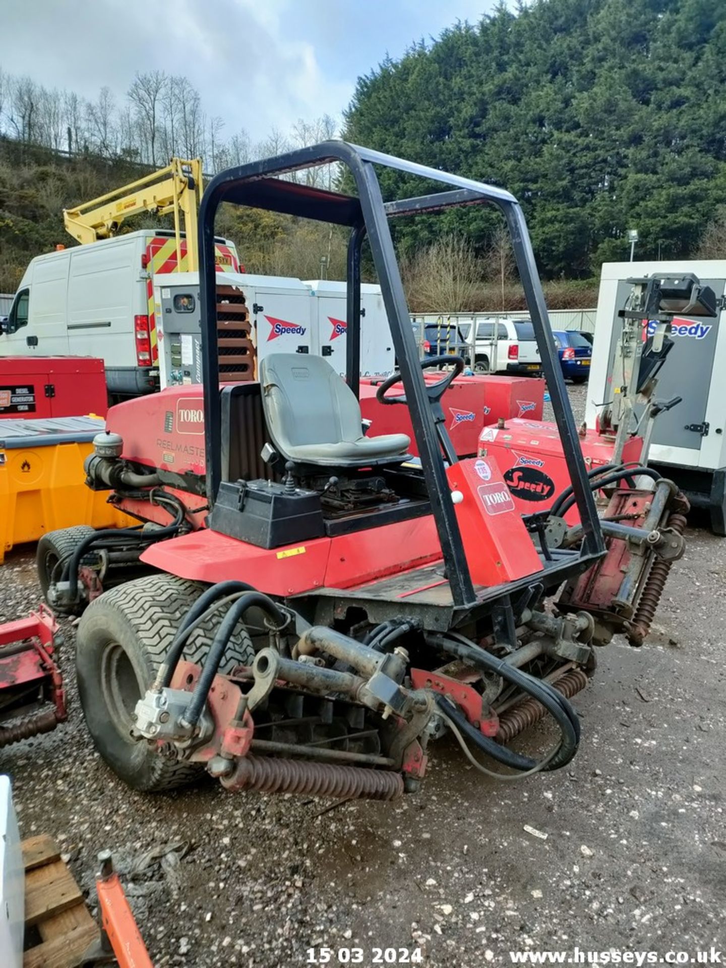 TORO REELMASTER 5500D 5 GANG MOWER (NO KEY BUT WAS DRIVEN INTO PLACE)