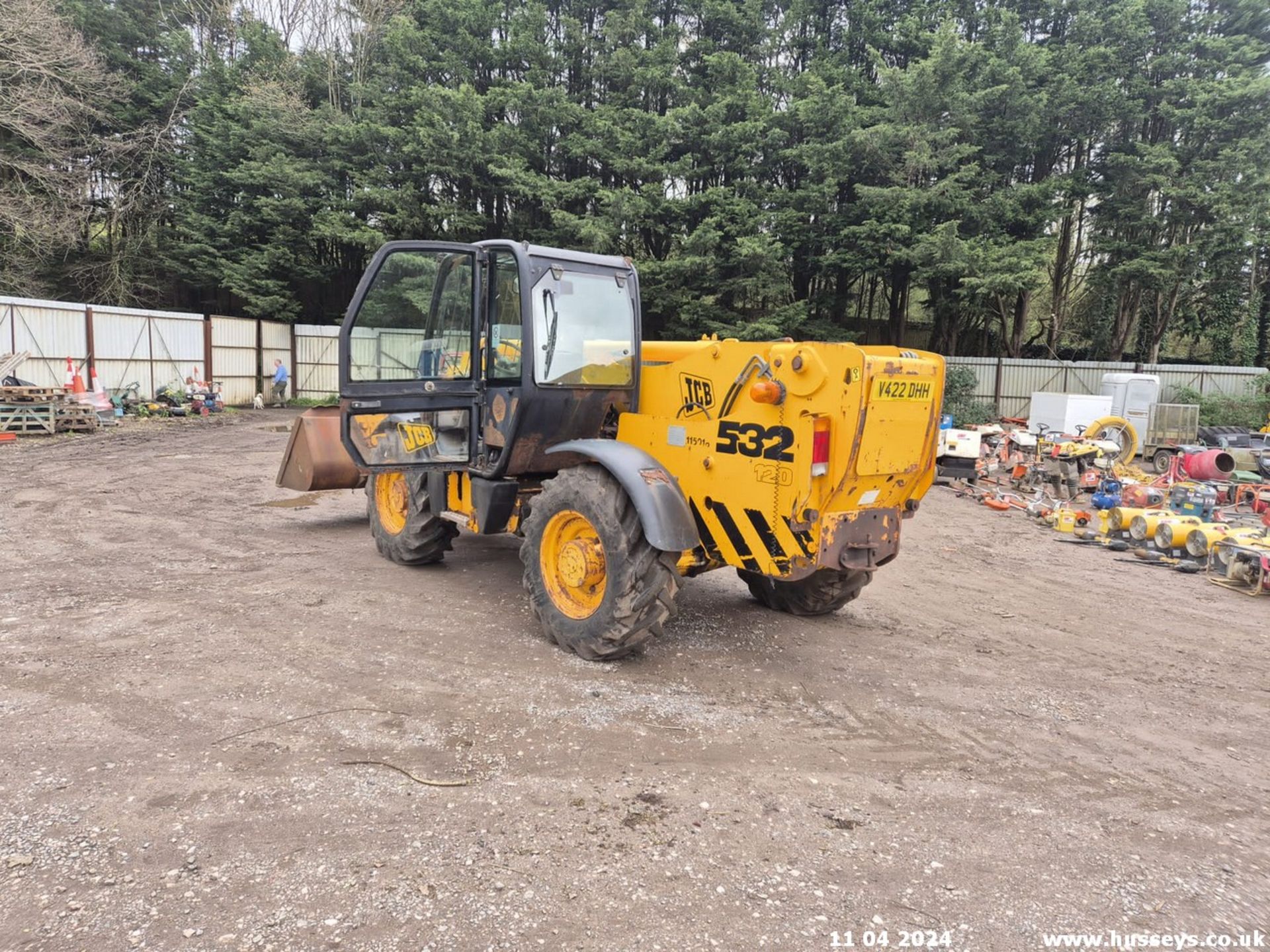 JCB 532 120 TELEHANDLER V422 DHH 1999 4686HRS SHOWING C.W BUCKET & PALLET FORKS . V5 - Image 3 of 12