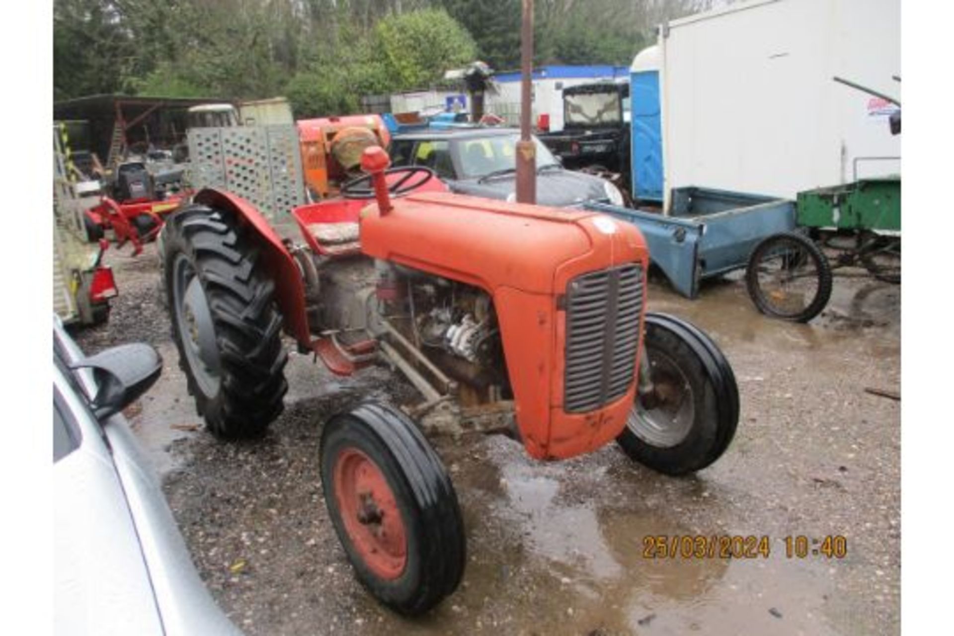 MASSEY FERGUSON 35 3 CYLINDER TRACTOR (DRIVEN IN) - Image 3 of 6