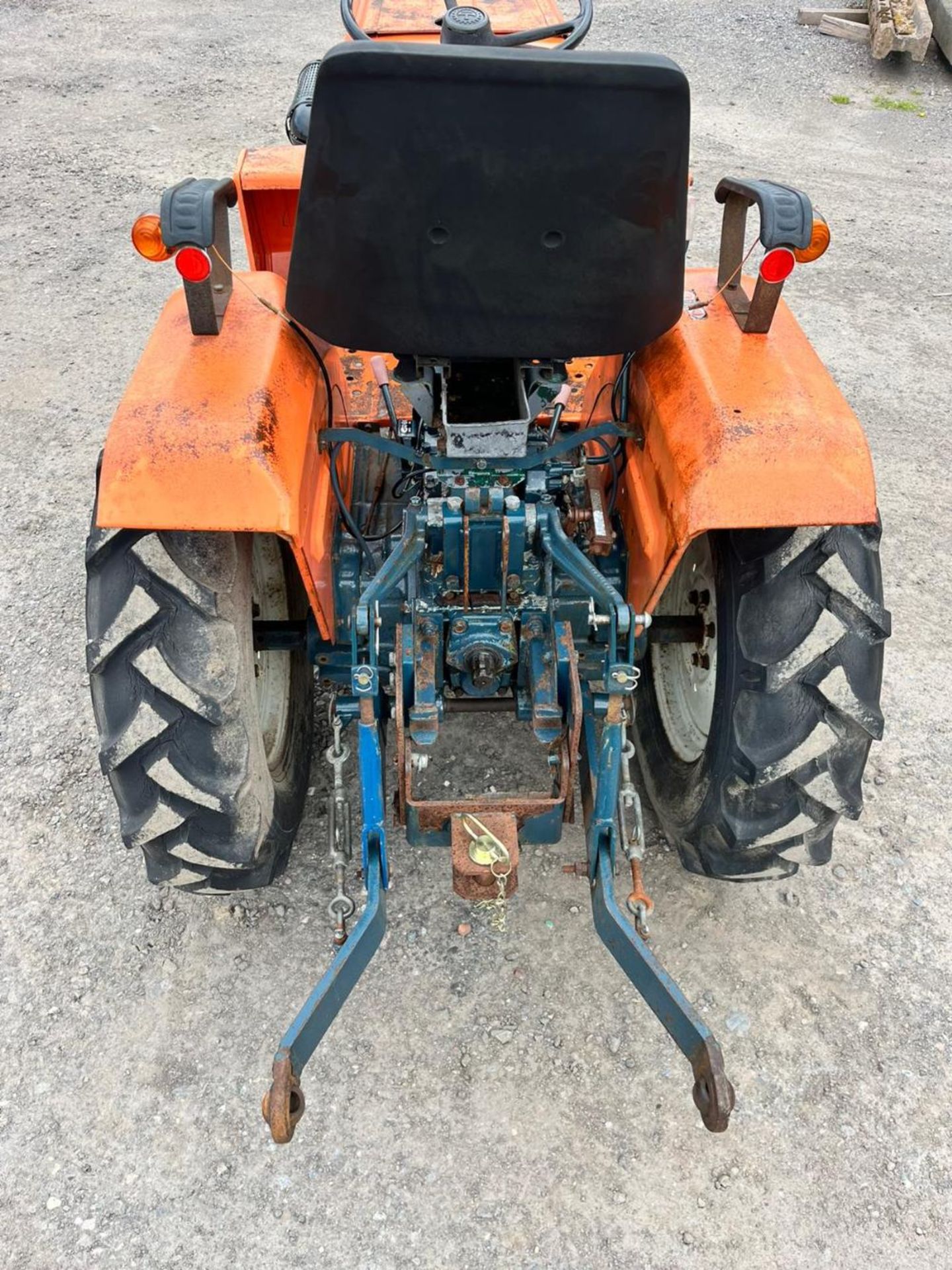 KUBOTA B1400 COMPACT TRACTOR RD PTO TURNS LINK ARMS UP & DOWN - Image 4 of 14