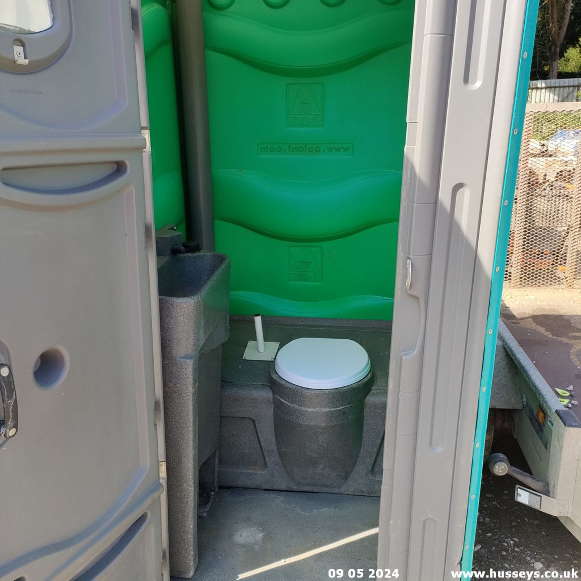 PORTABLE TOILET - Image 3 of 3